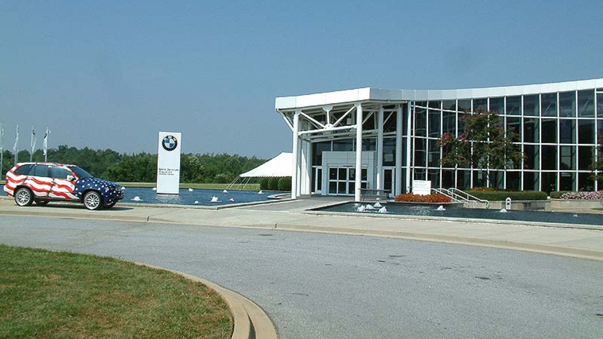 File:BMW Zentrum Spartanburg.jpg