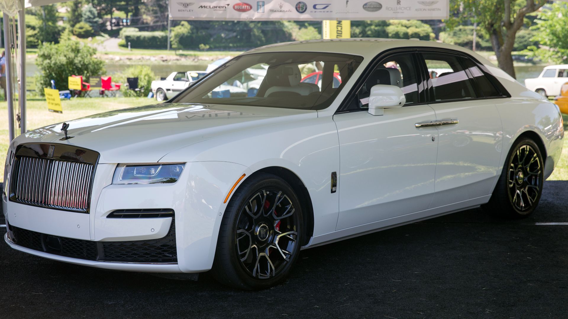File:2022 Rolls-Royce Ghost Black Badge in Arctic White, front left.jpg
