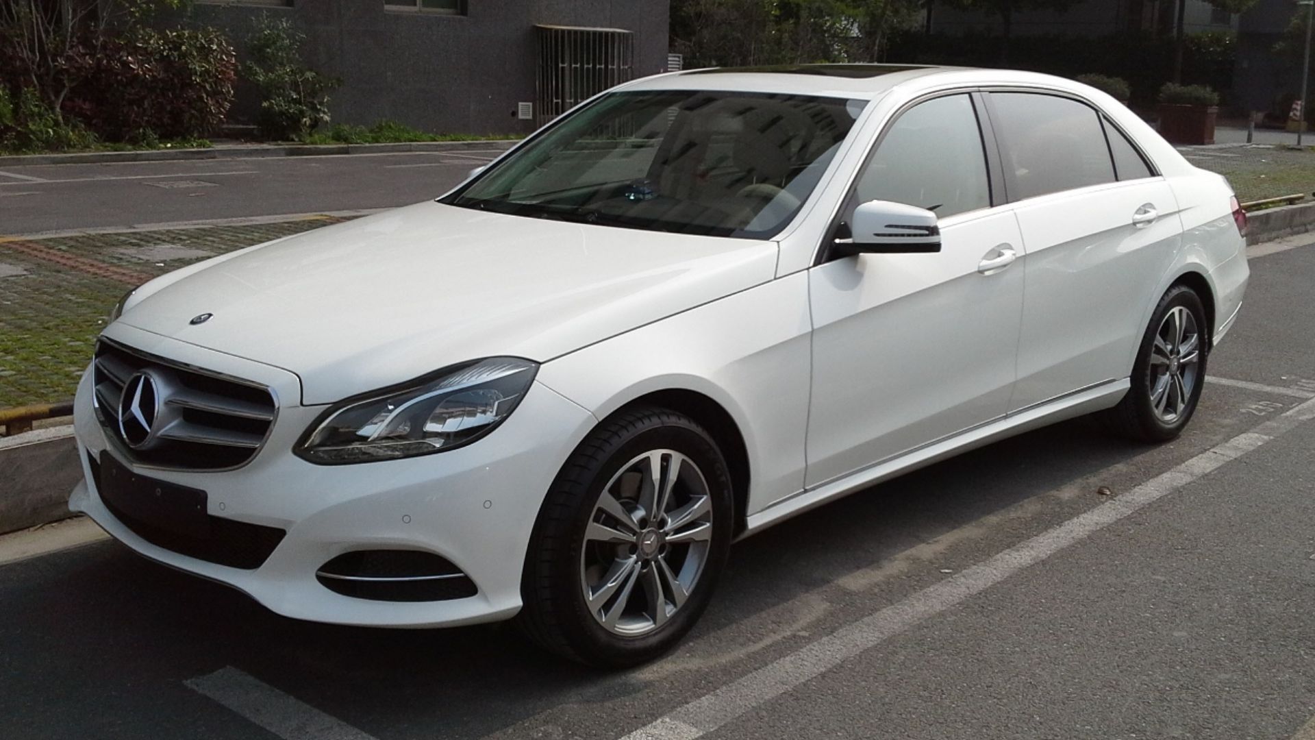 File:Mercedes-Benz E-Class V212 facelift 01 China 2014-04-14.jpg