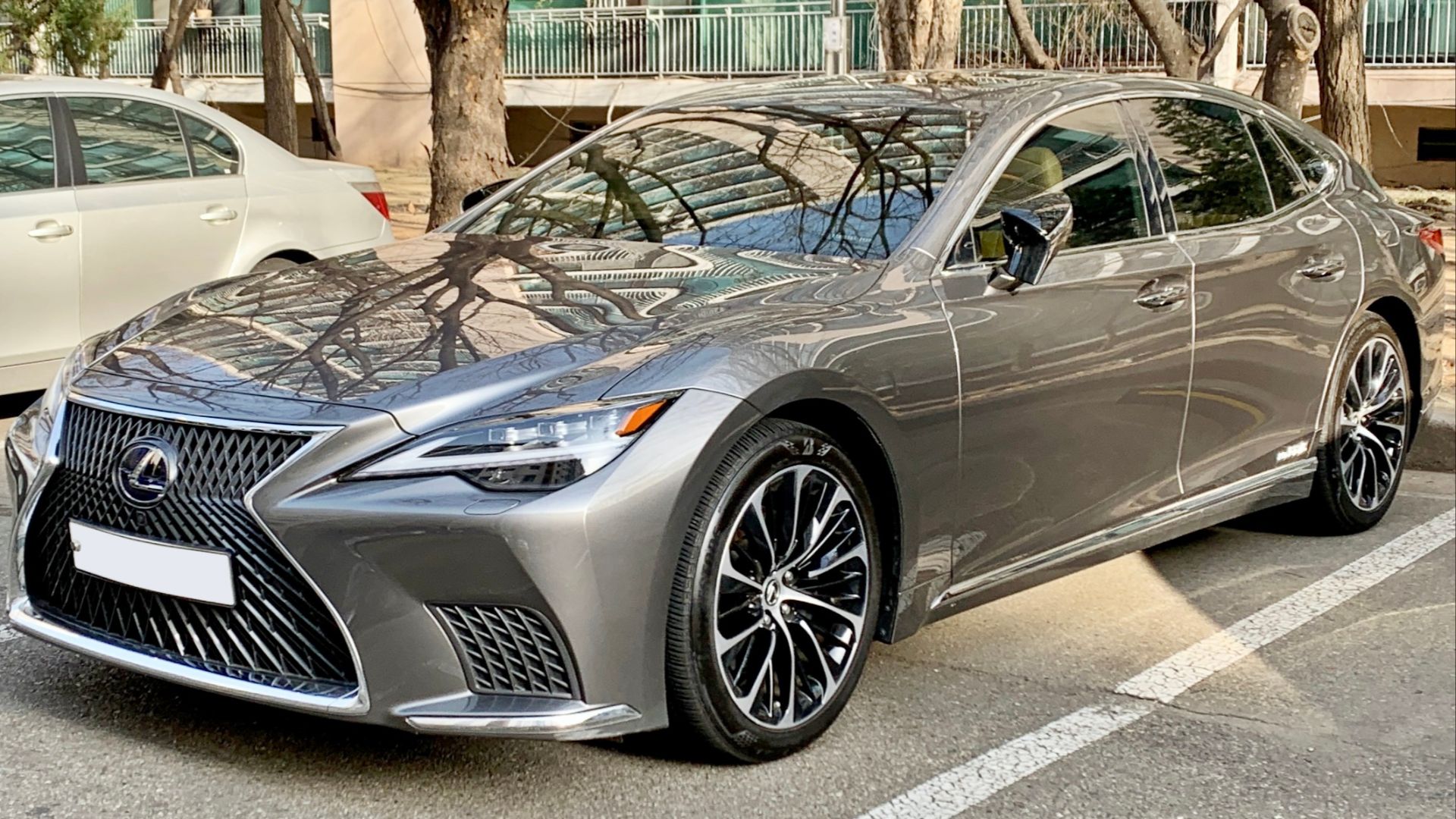 File:0 Lexus LS 500h (GVF50) 1.jpg