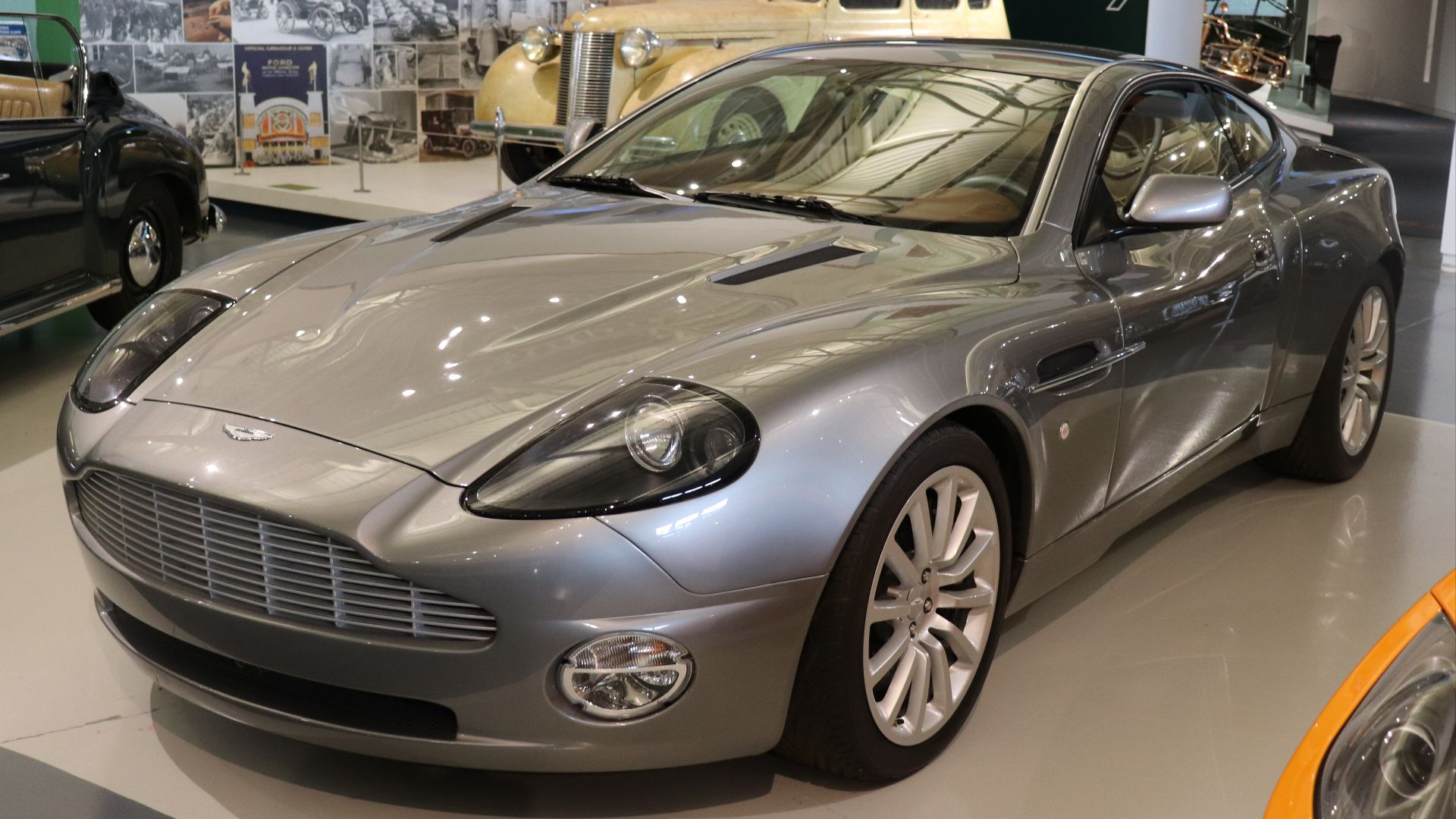 File:2001 Aston Martin Vanquish 6.0 Front.jpg