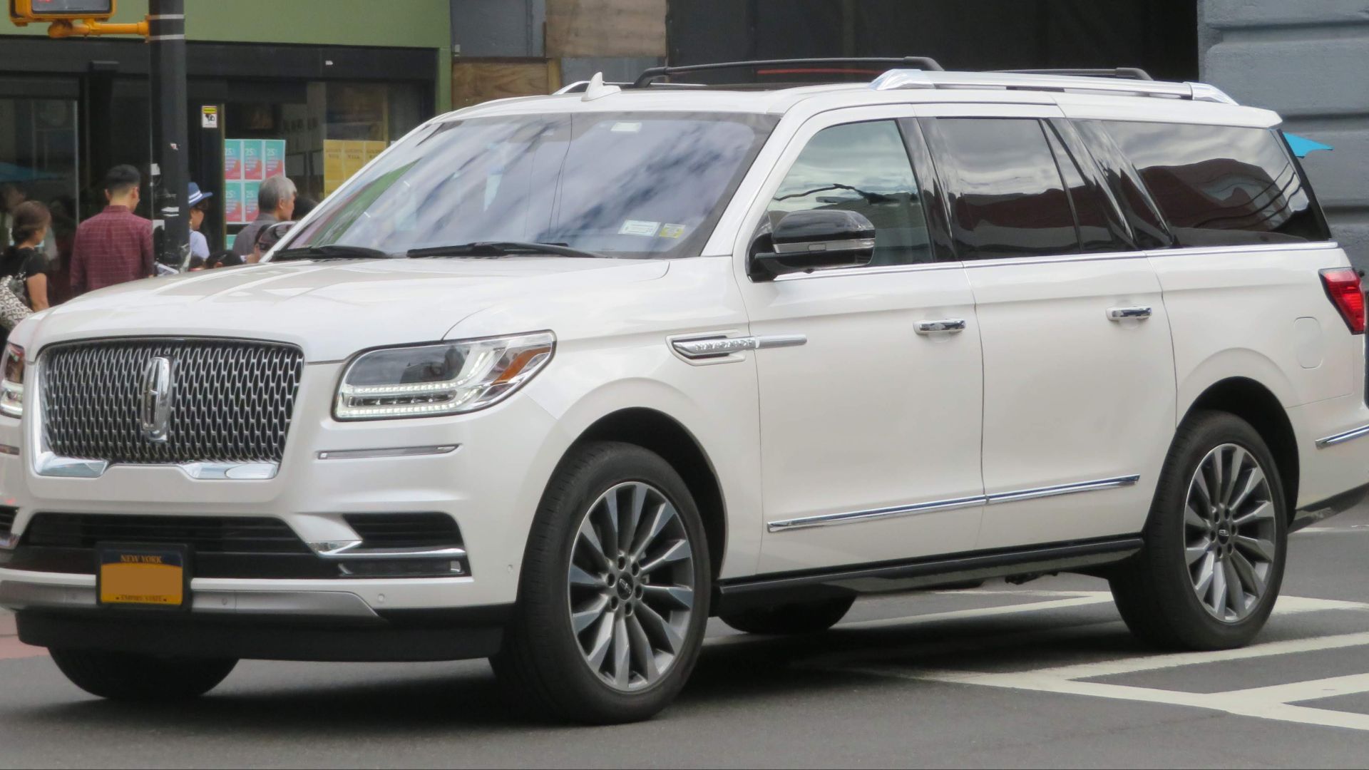 File:2018 Lincoln Navigator front 9.22.18.jpg