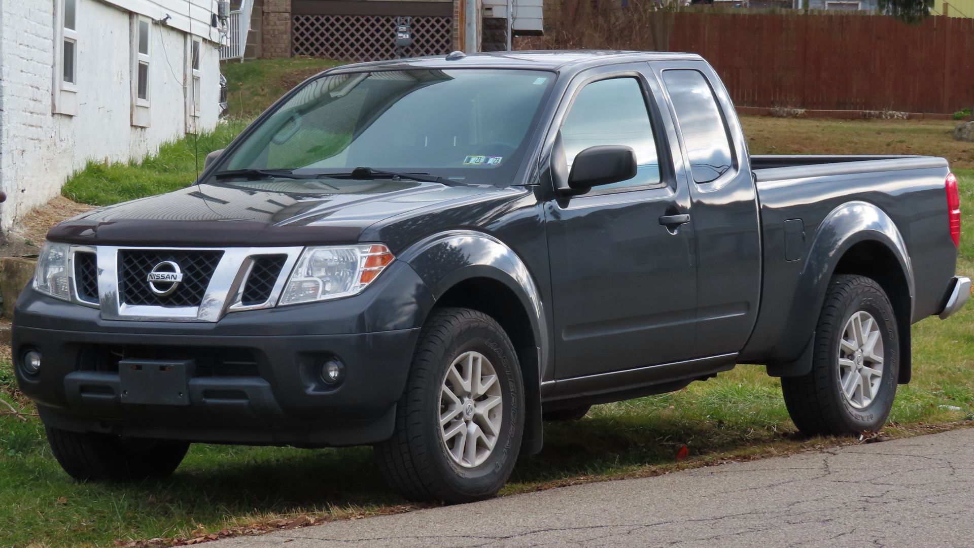 File:2014 Nissan Frontier SV V6 4x4 King Cab, front left, 12-01-2022.jpg
