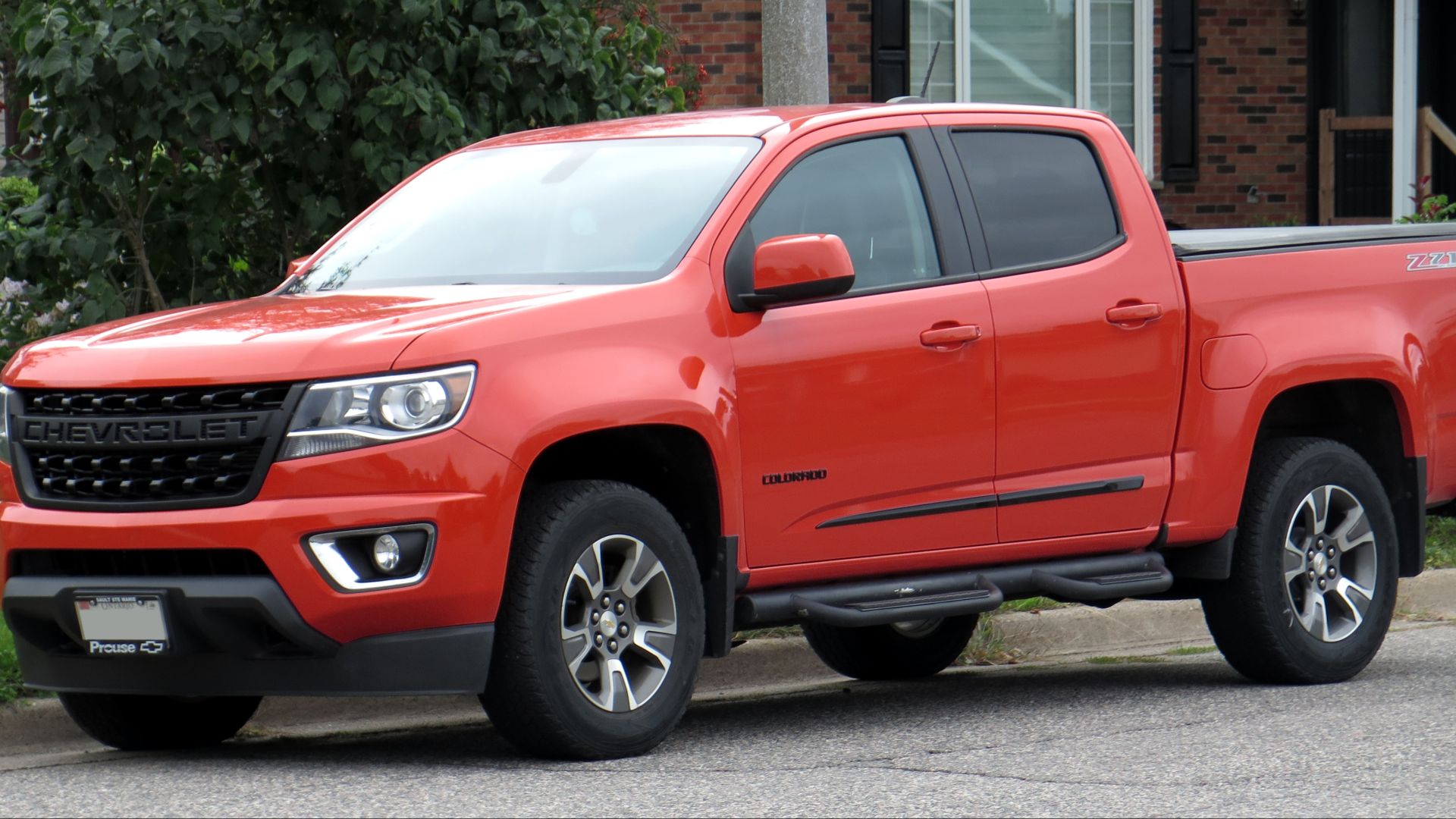 File:2020 Chevrolet Colorado Crew Cab Short Box Z71 4x4 Trail Runner Special Edition in Crush, front left, 2024-09-06.jpg