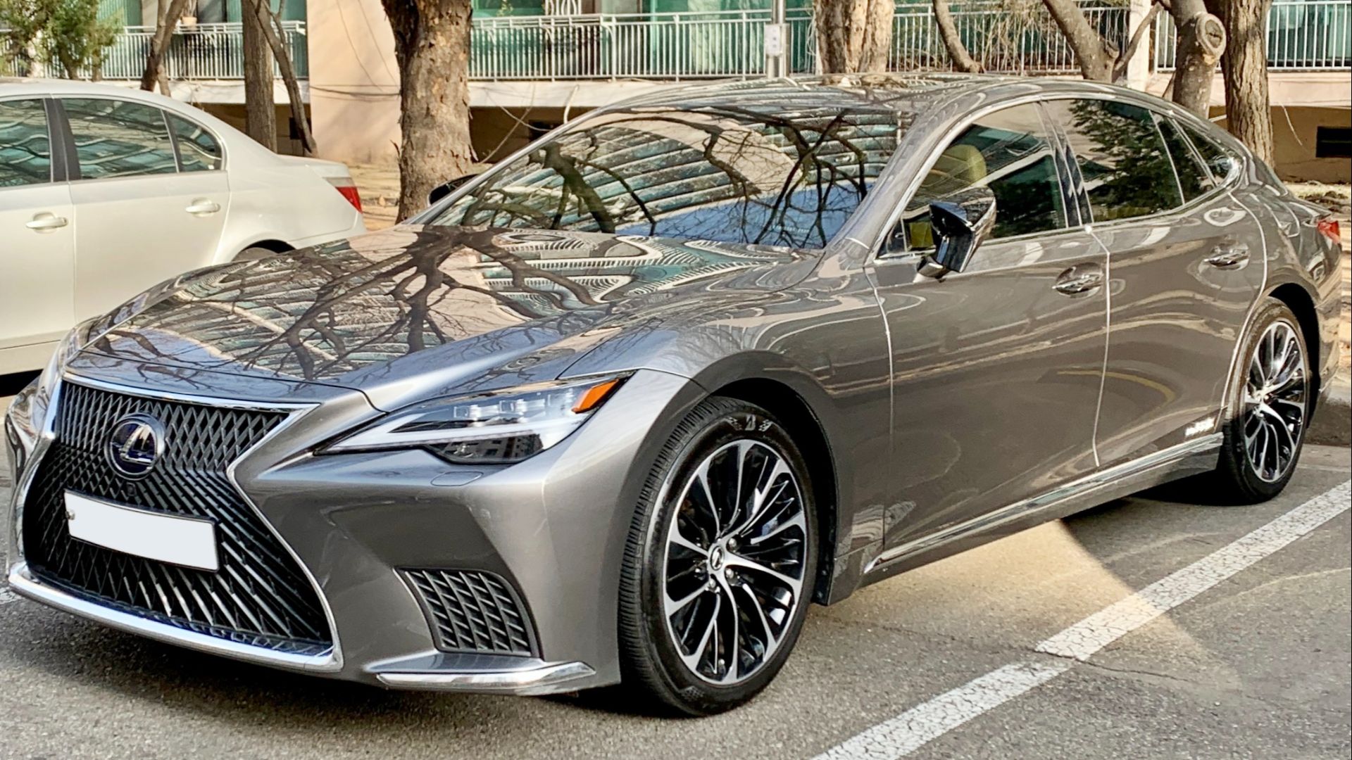 File:0 Lexus LS 500h (GVF50) 1.jpg