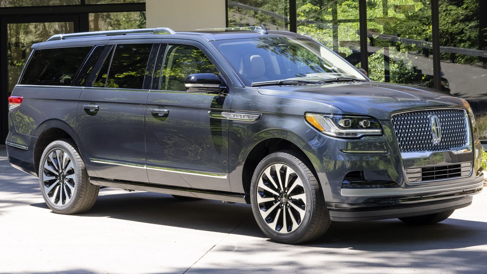File:2022 Lincoln Navigator Black Label-1.jpg