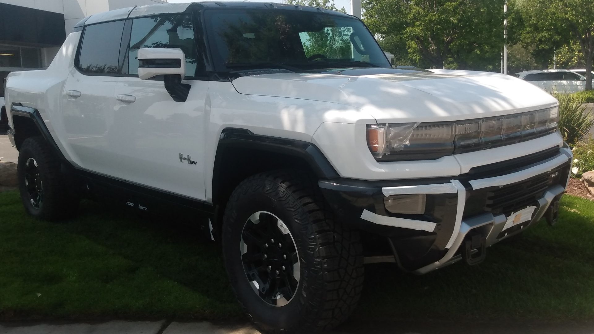 File:2022 GMC Hummer EV pickup front.jpg