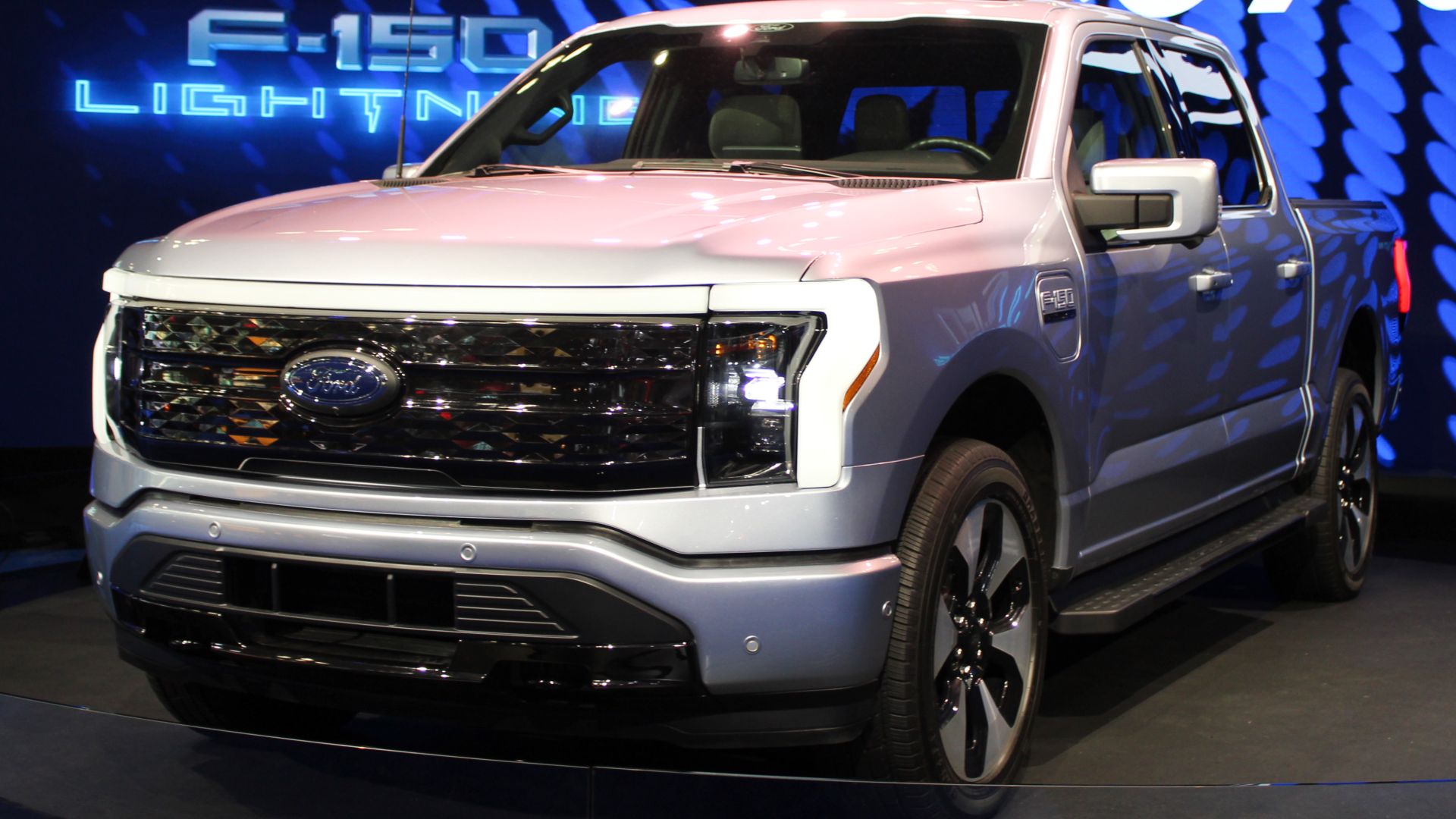 File:2022 Ford F-150 Lightning, NYIAS 2022.jpg