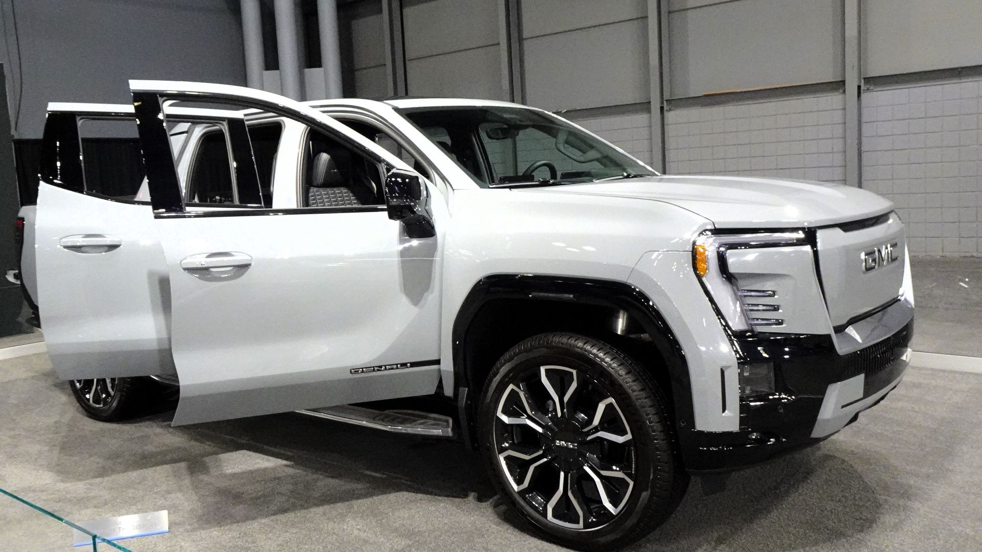 File:GMC Sierra EV Denali Edition 1 (2024) (53624376152).jpg