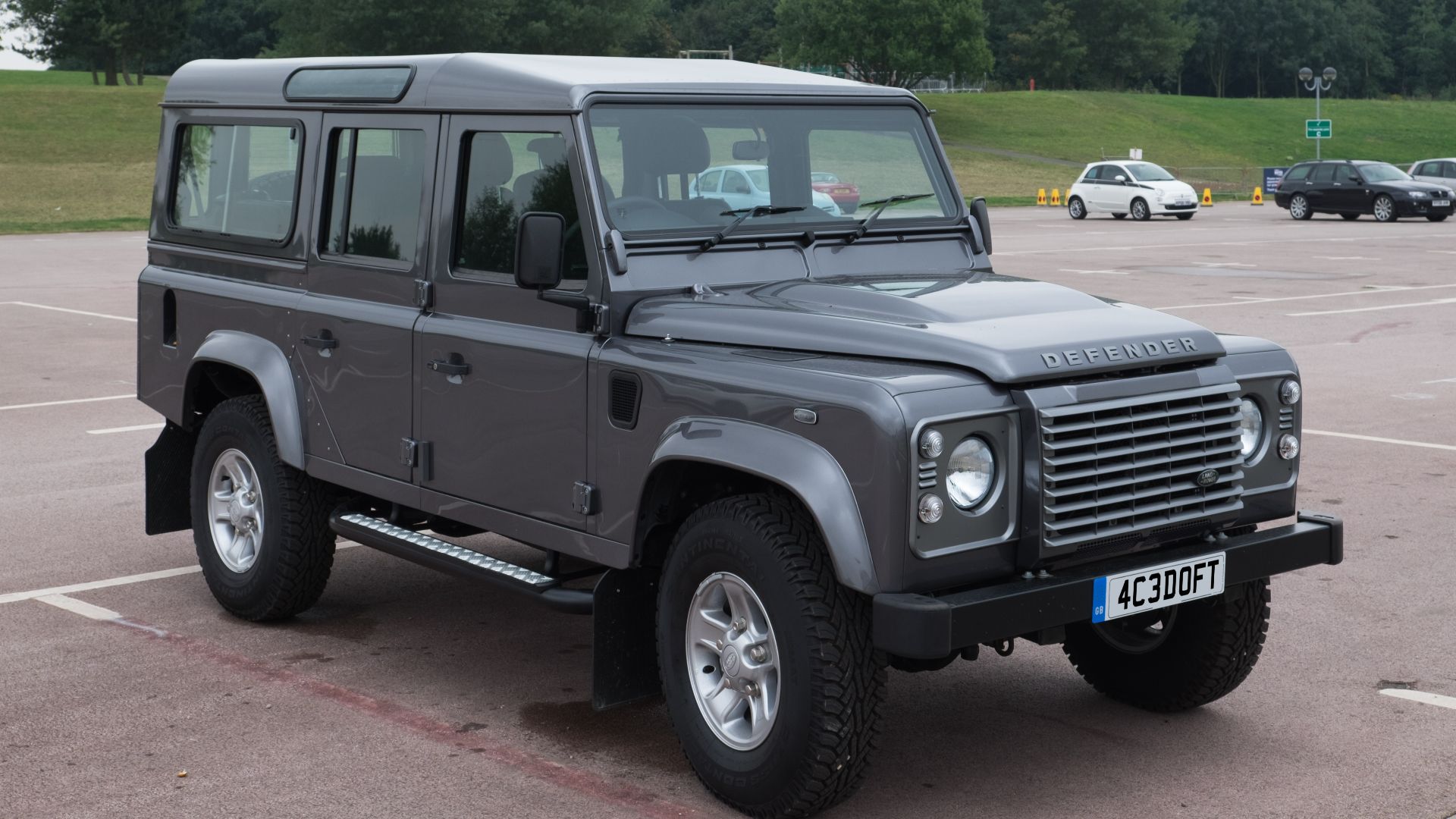 File:Land Rover Defender 110 Station Wagon 2016 - front.jpg