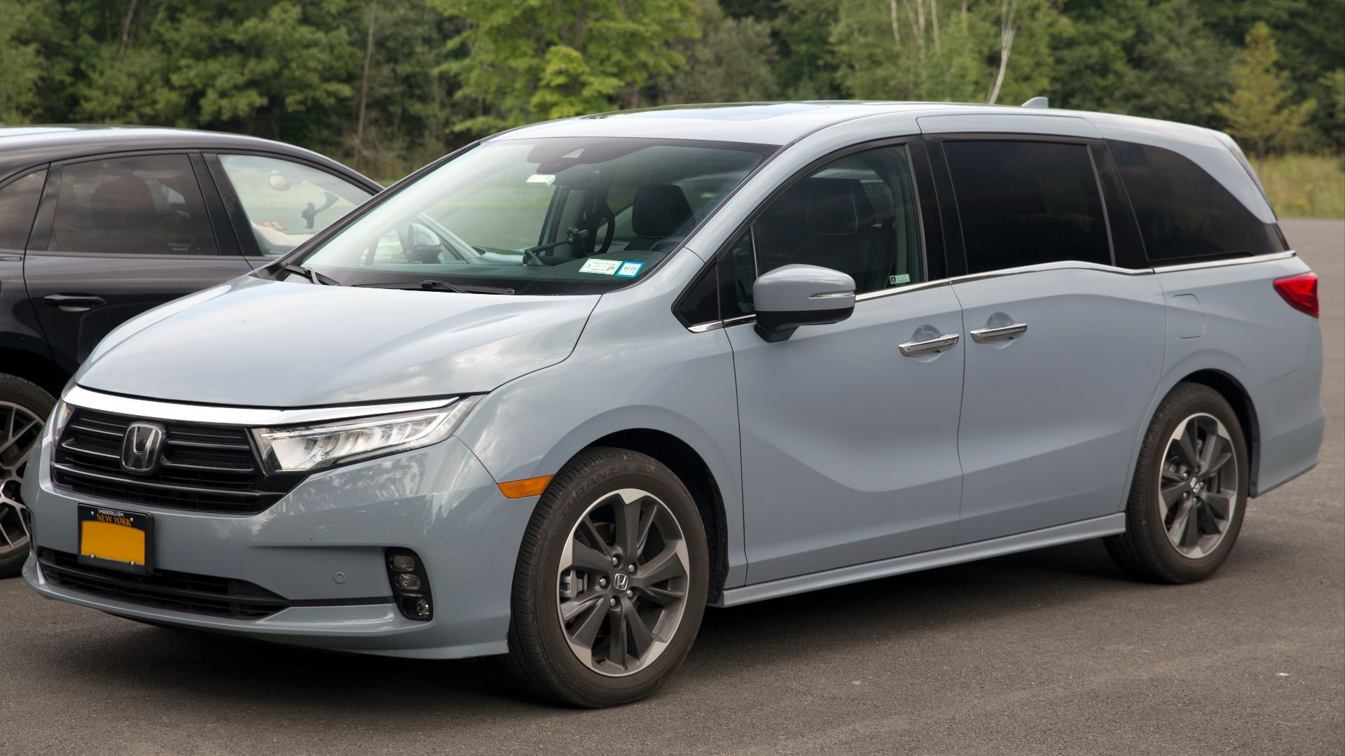 File:2024 Honda Odyssey Elite in Sonic Gray Pearl, front left.jpg