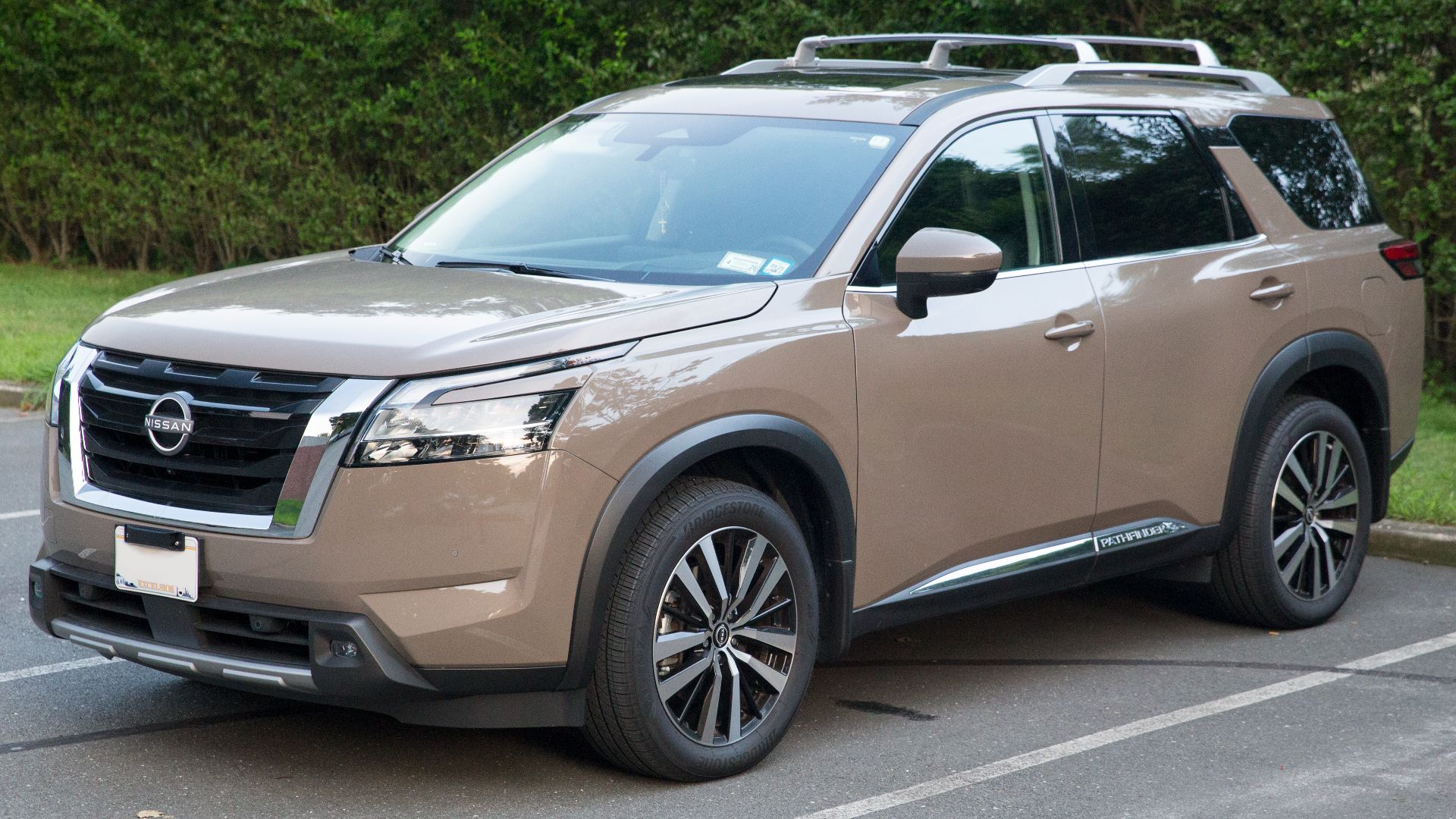 File:2023 Nissan Pathfinder Platinum 4WD in Baja Storm Metallic, front left.jpg