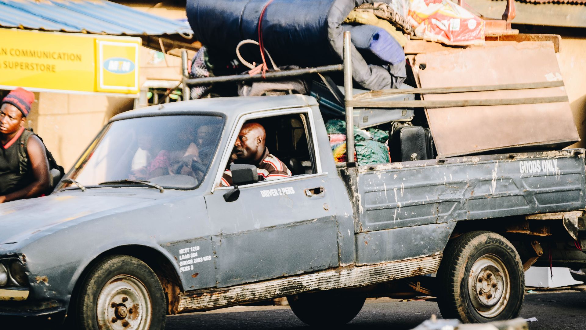 File:A pickup truck relocating some furniture.jpg