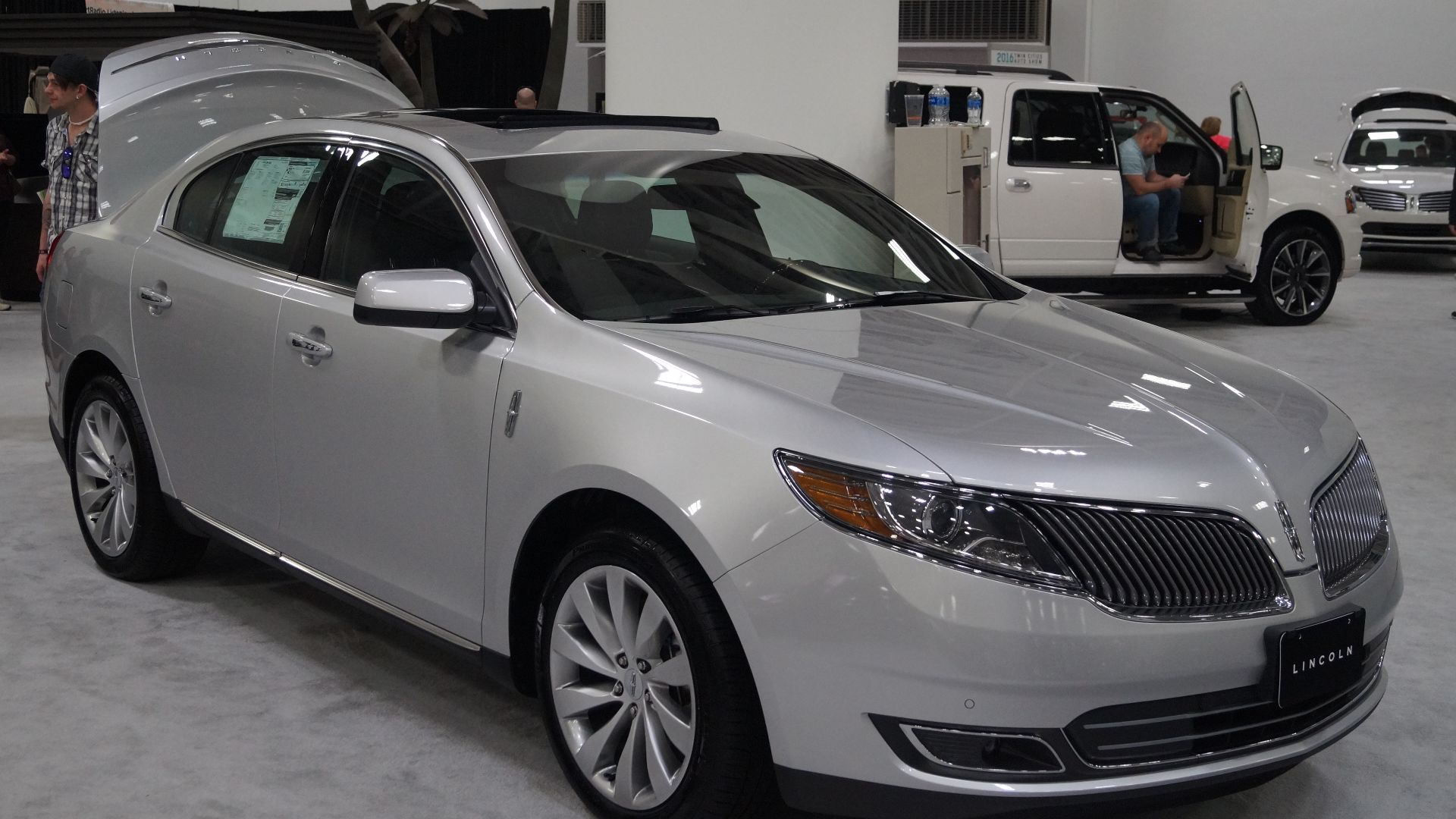 File:2016 Lincoln MKS (25144017883).jpg