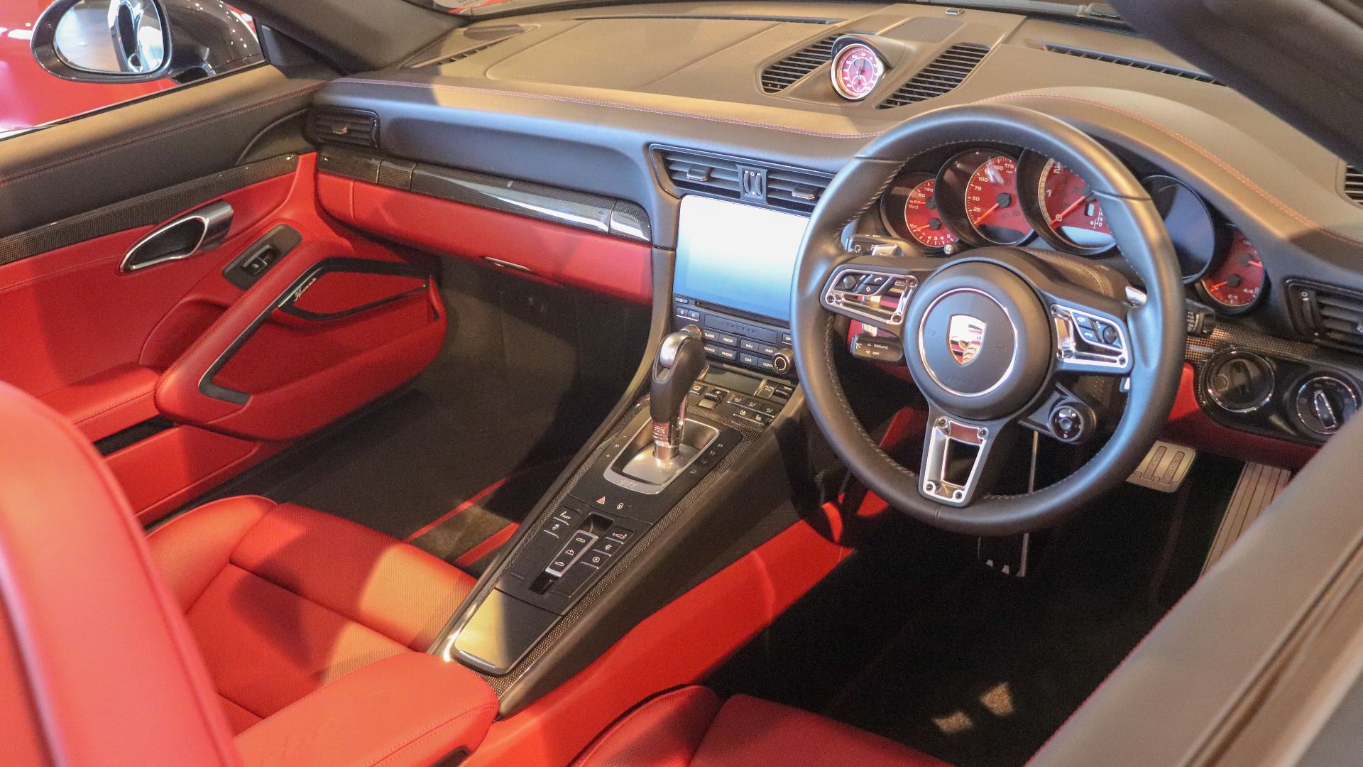 File:2017 Porsche 911 Turbo S Cabriolet 3.8 Interior.jpg