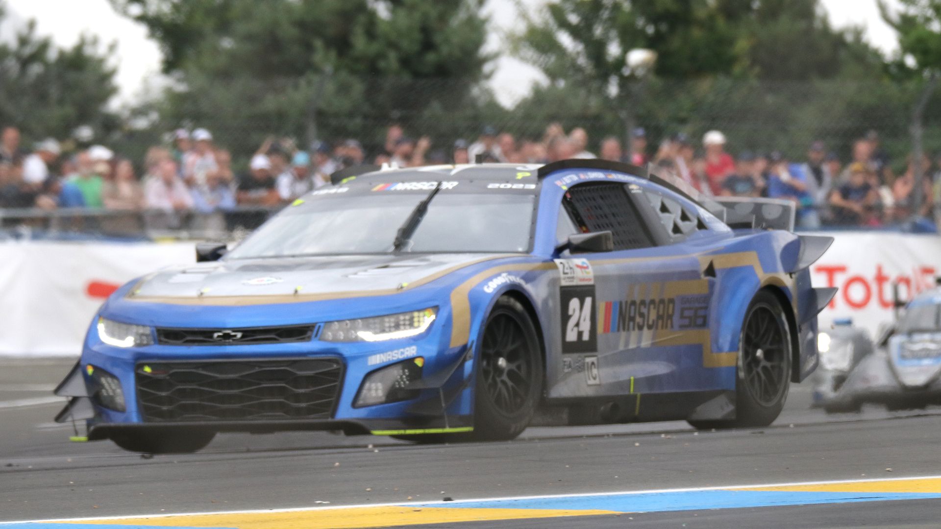 File:Chevrolet Camaro ZL1 NASCAR - Jenson Button, Jimmie Johnson & Mike Rockenfeller at Dunlop Chicane at the 2023 Le Mans (53368944895).jpg