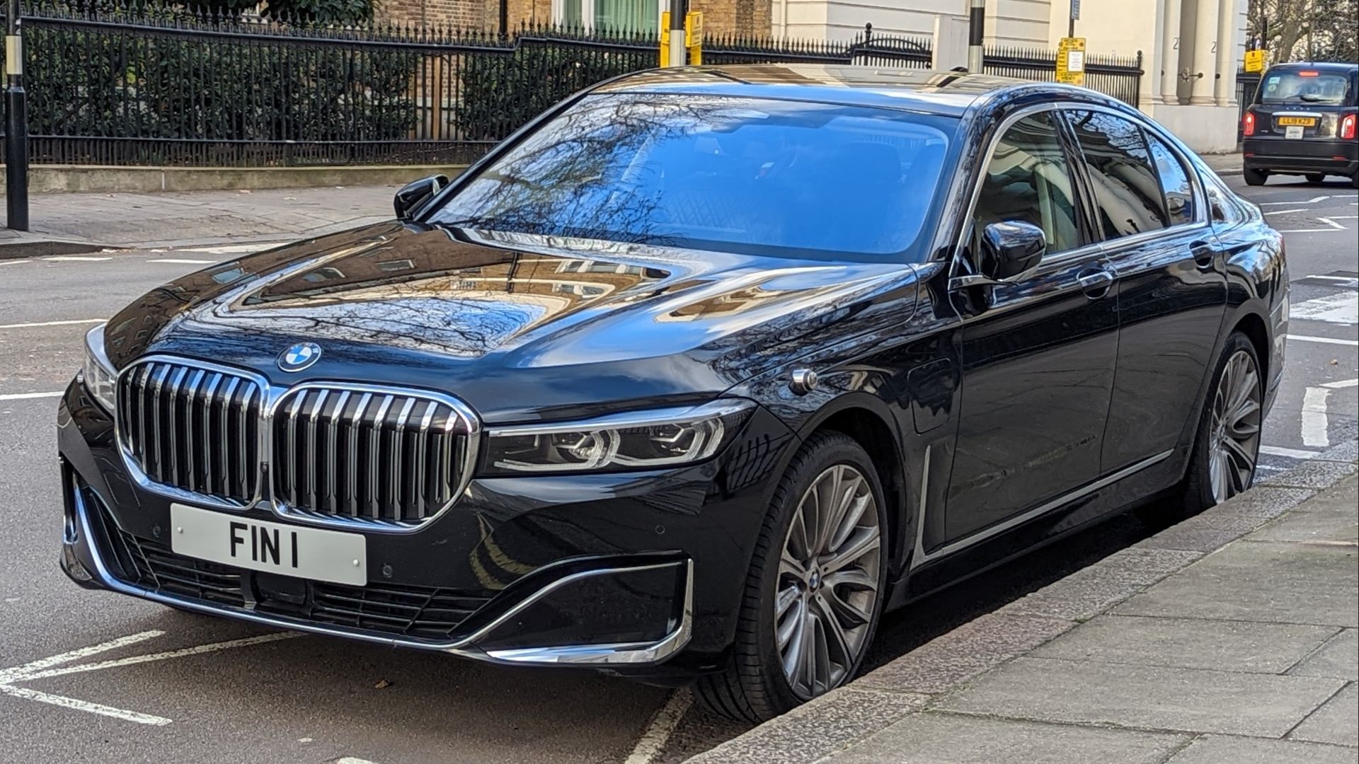 File:BMW 7 Series 1.jpg