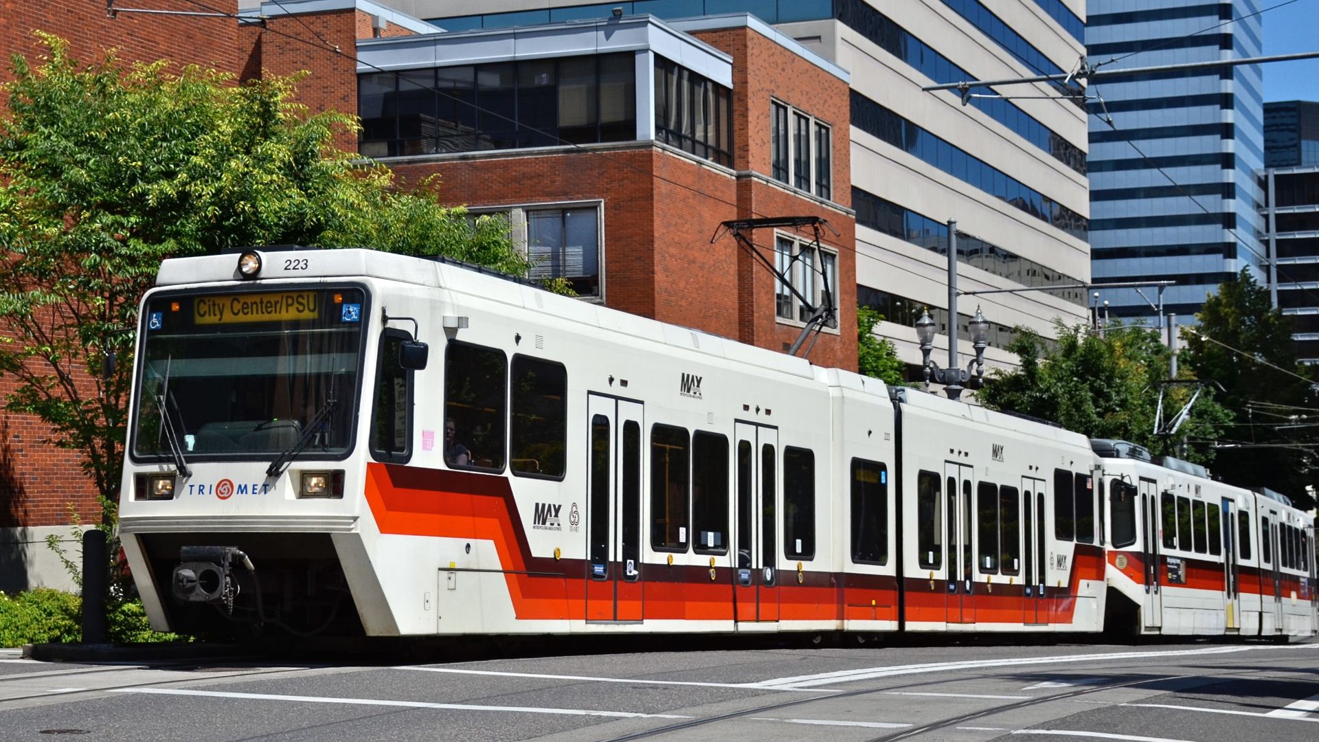 File:Portland MAX train of Type 2 + Type 1 cars at 5th & Mill (2015).jpg