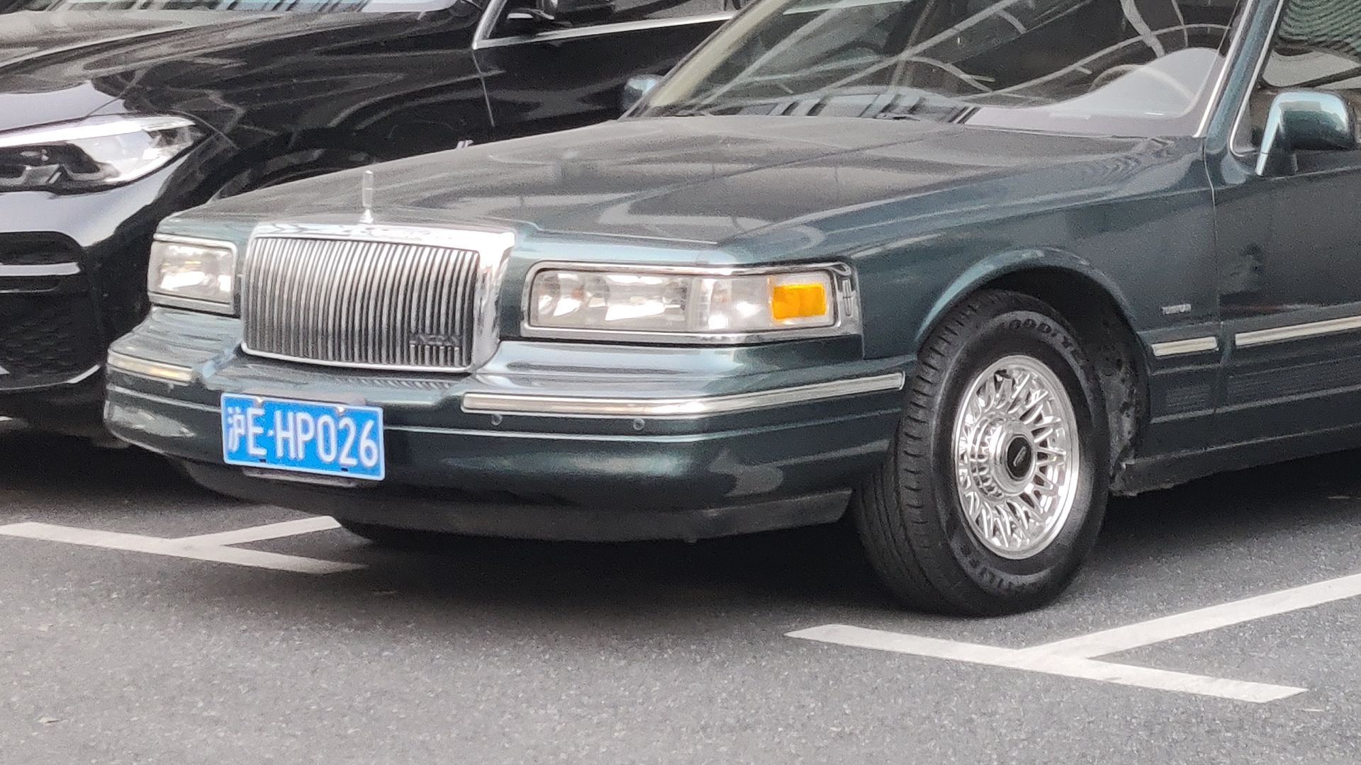 File:Lincoln Town Car II 001.jpg