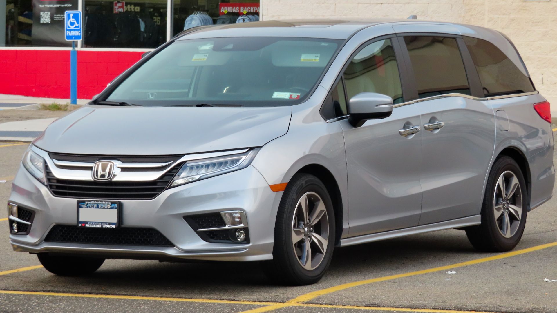 File:2018 Honda Odyssey Touring 3.5L, front 8.18.19.jpg
