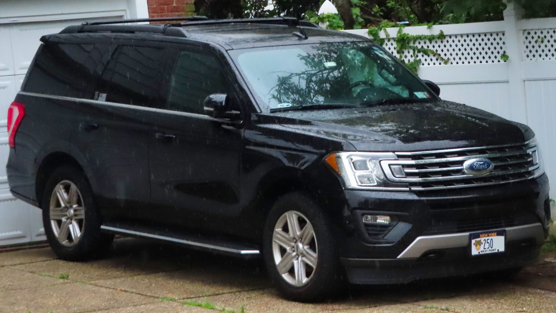 File:2018 Ford Expedition XLT, front 7.17.19.jpg
