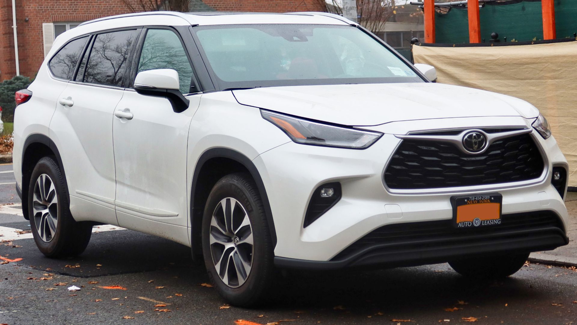 File:2021 Toyota Highlander XLE AWD, front 12.12.20.jpg