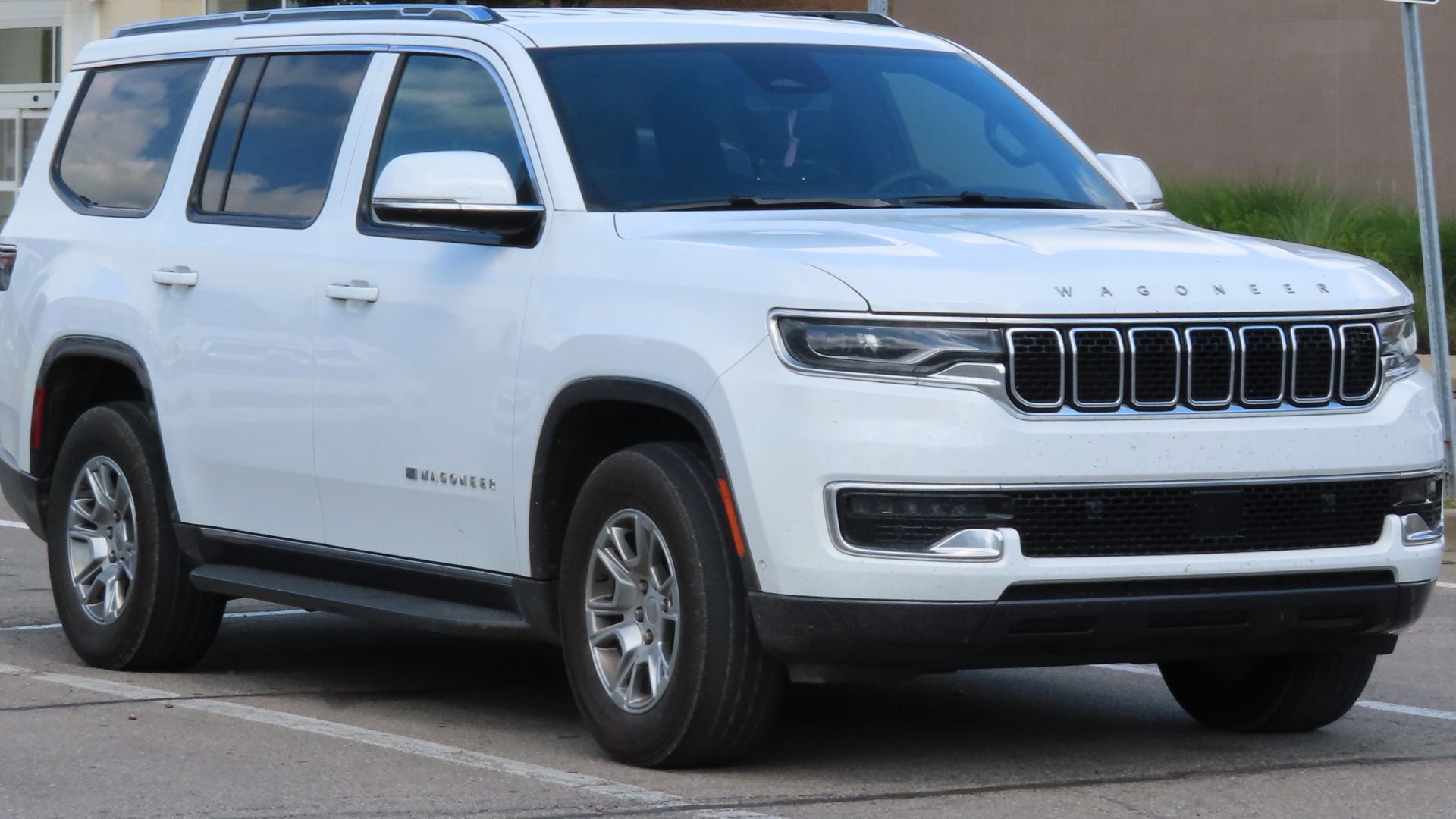 File:2022 Jeep Wagoneer Series I, front right, 07-13-2023.jpg