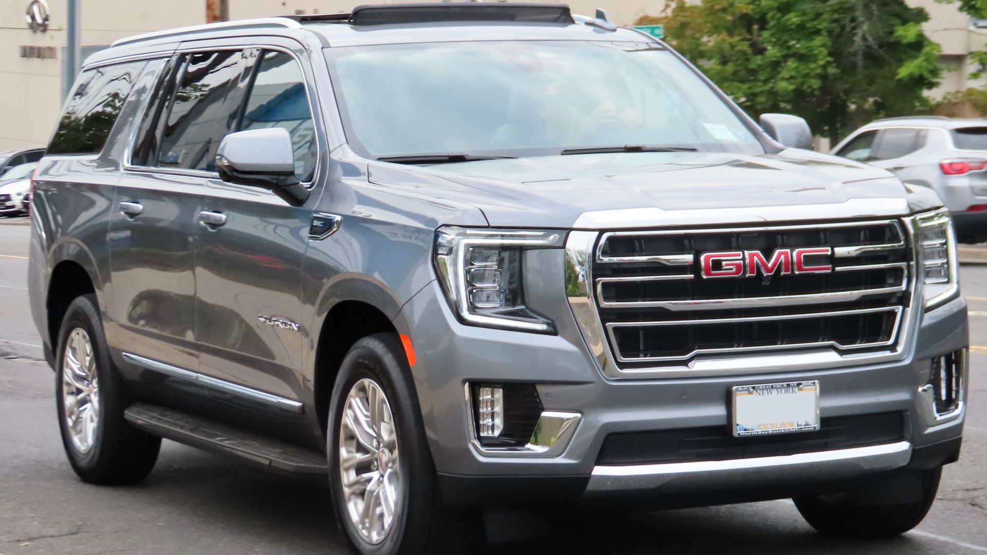 File:2021 GMC Yukon XL SLT, front 9.24.20.jpg