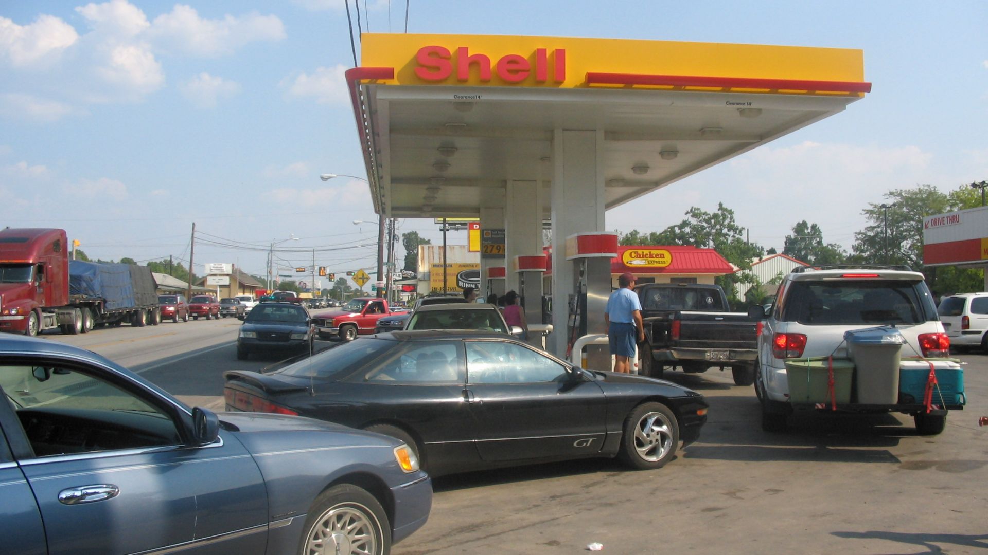 File:Hurricane Rita Evacuation Magnolia gas station 2.jpg