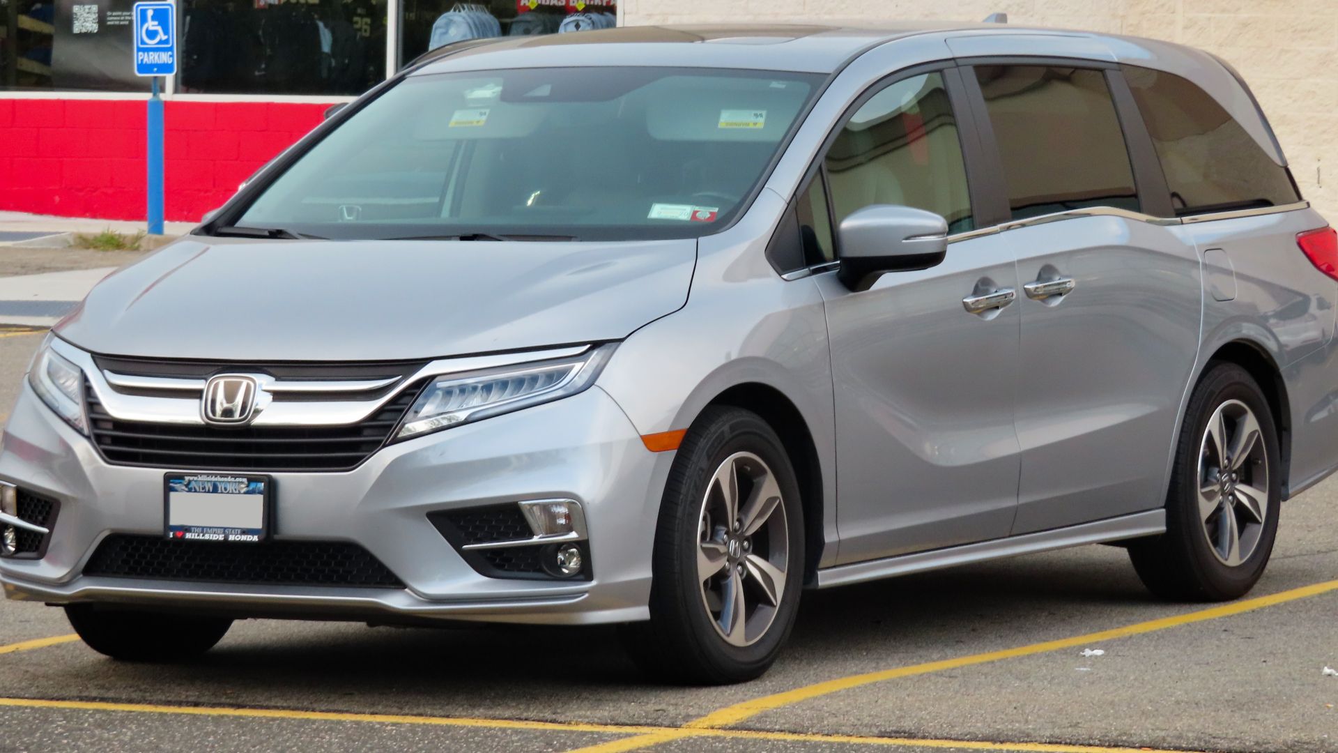 File:2018 Honda Odyssey Touring 3.5L, front 8.18.19.jpg