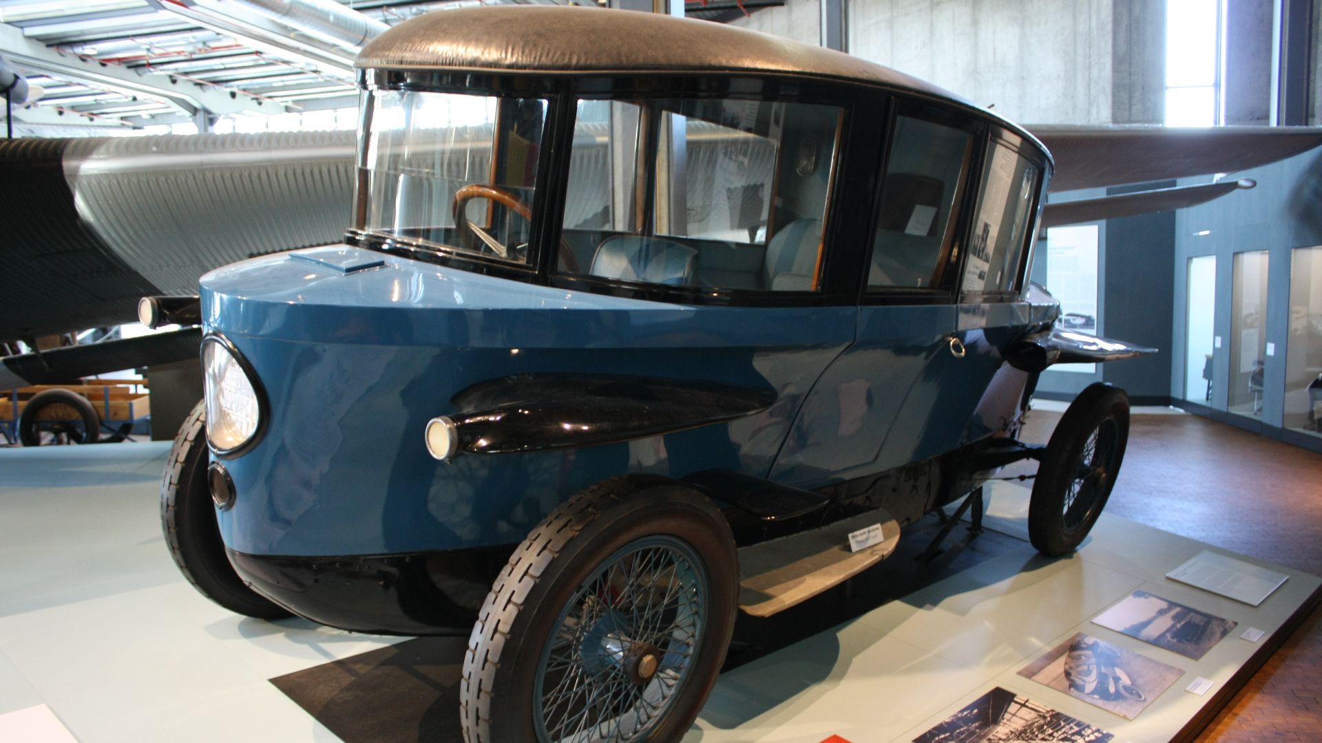 File:Rumpler Tropfenwagen Front.jpg