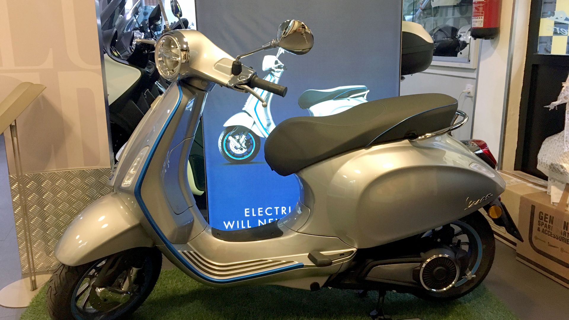 File:Vespa-Elettrica-Madrid-070219.jpg
