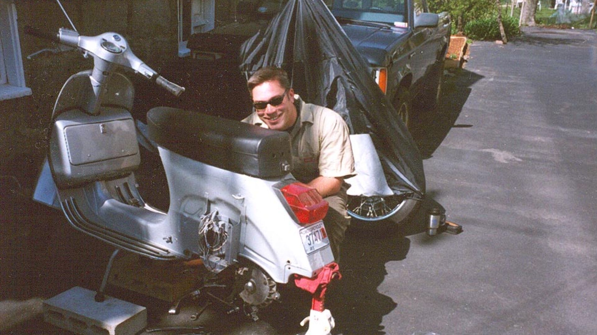 File:Vespa repair.jpg