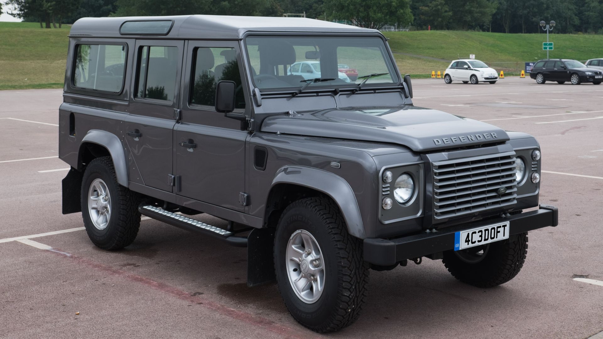 File:Land Rover Defender 110 Station Wagon 2016 - front.jpg