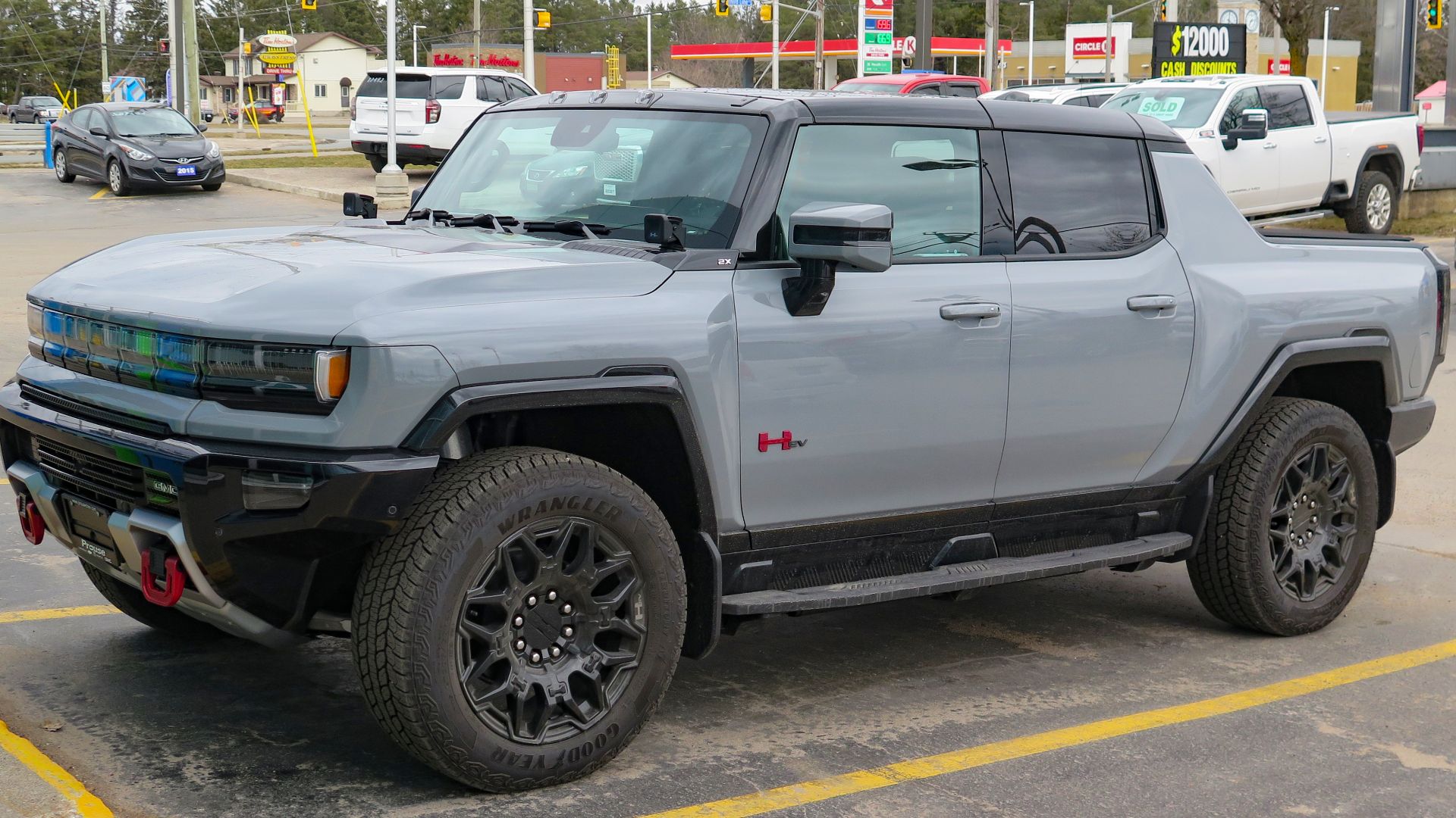 File:2024 GMC Hummer EV Pickup 2X 4WD Sport Package in Meteorite Metallic, front left, 2024-03-31.jpg