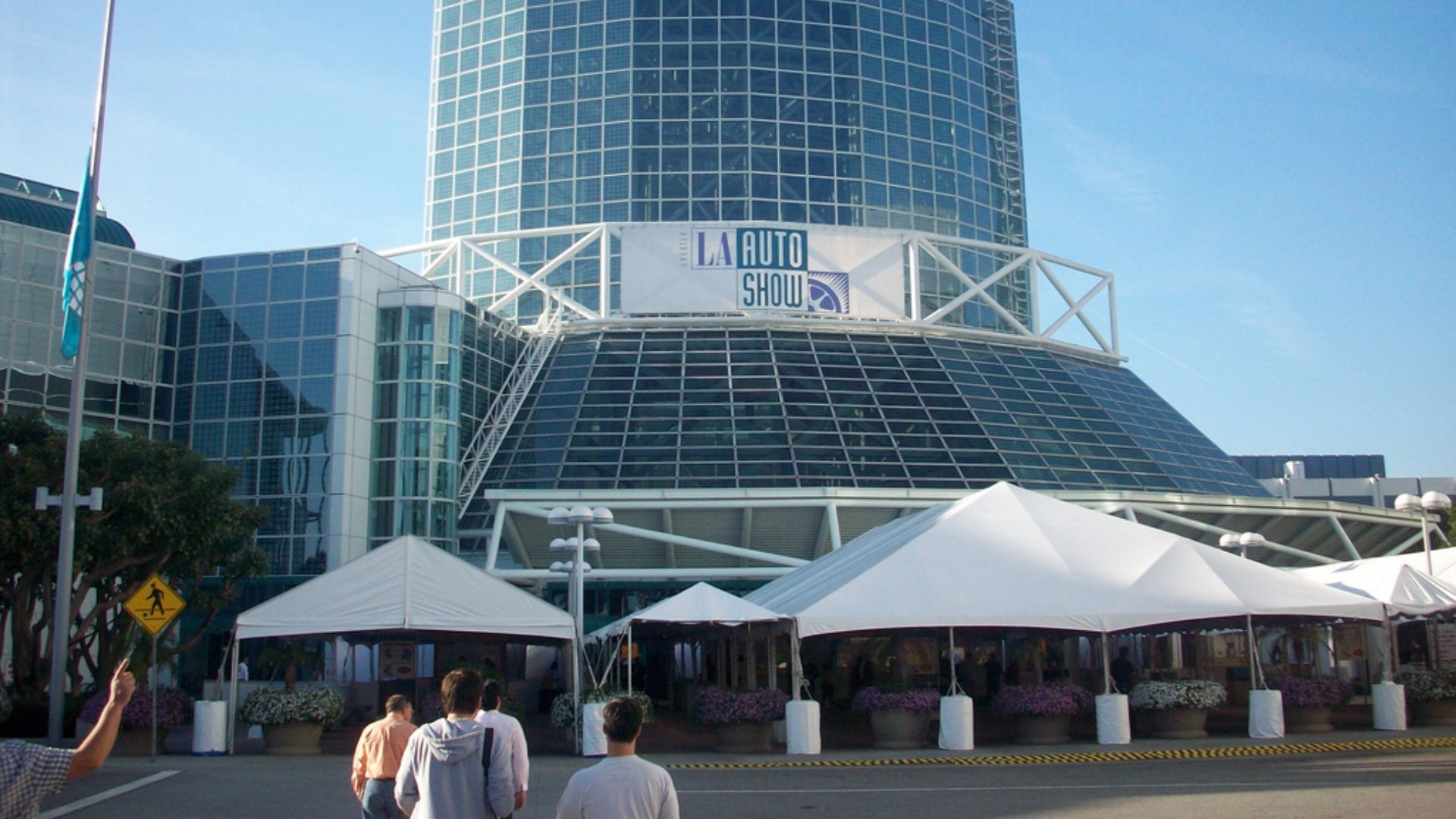 File:LA Auto Show 2008.jpg