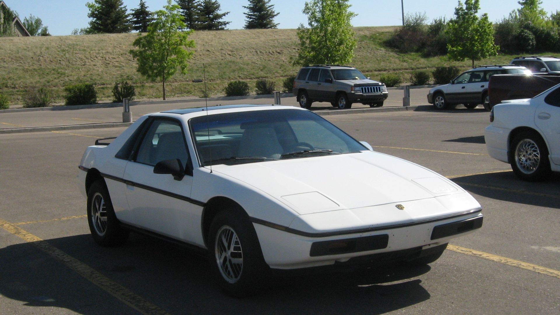 File:Pontiac Fiero (3597354955).jpg