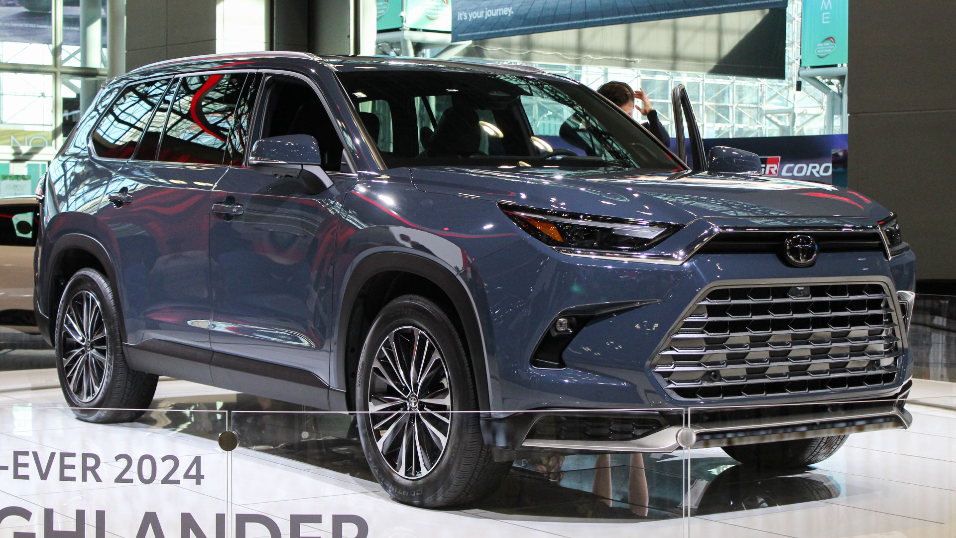 File:2024 Toyota Grand Highlander Platinum Hybrid Max, front NYIAS 2023.jpg