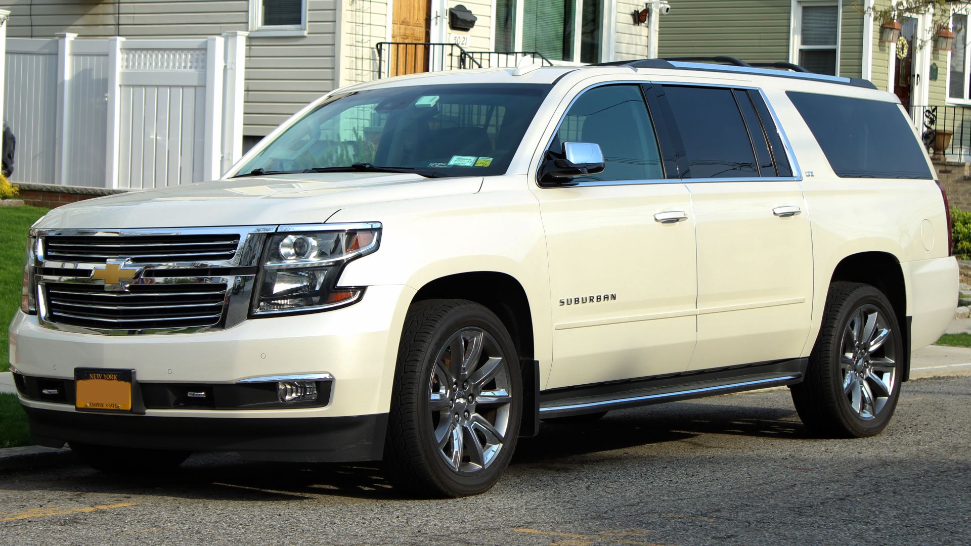 File:2015 Chevrolet Suburban 1500 LTZ, front 4.18.19.jpg