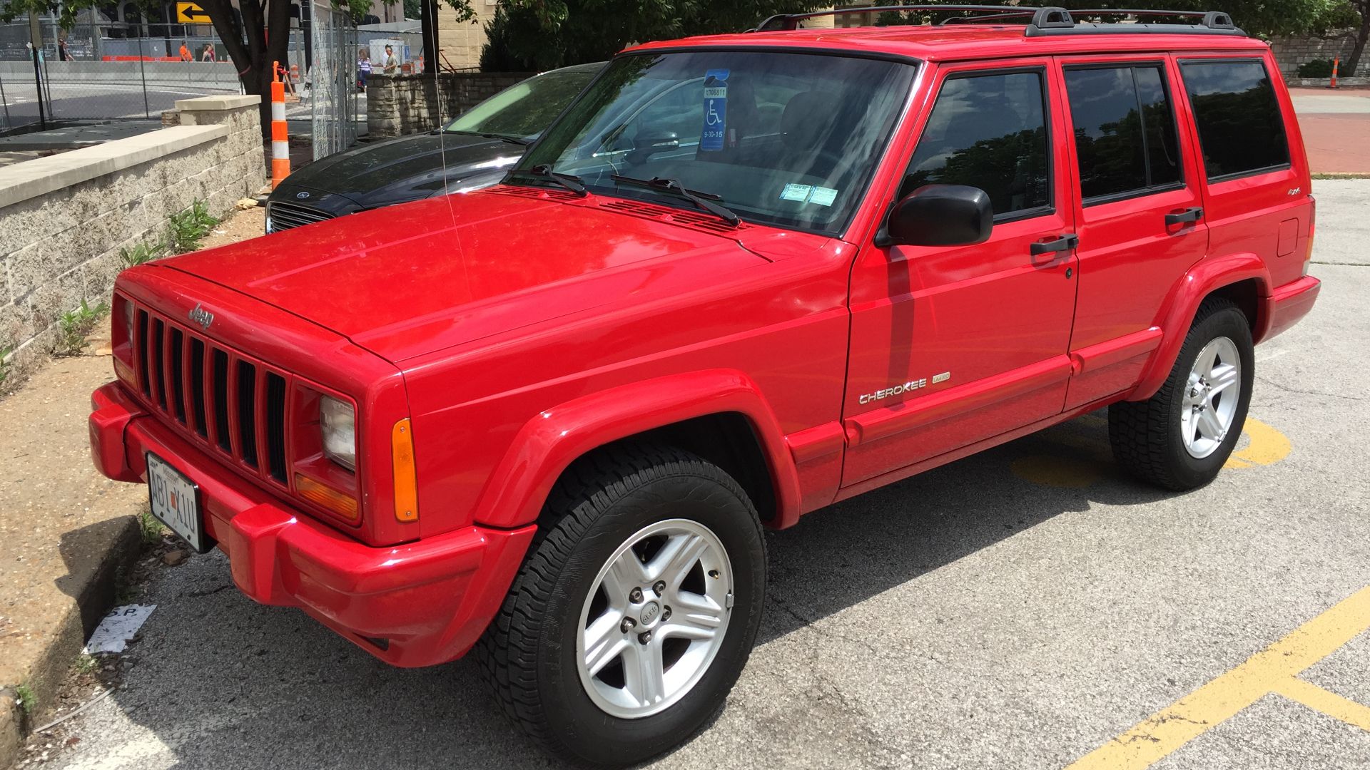 File:Jeep Cherokee (XJ) Limited red Gateway Arch 2.jpg