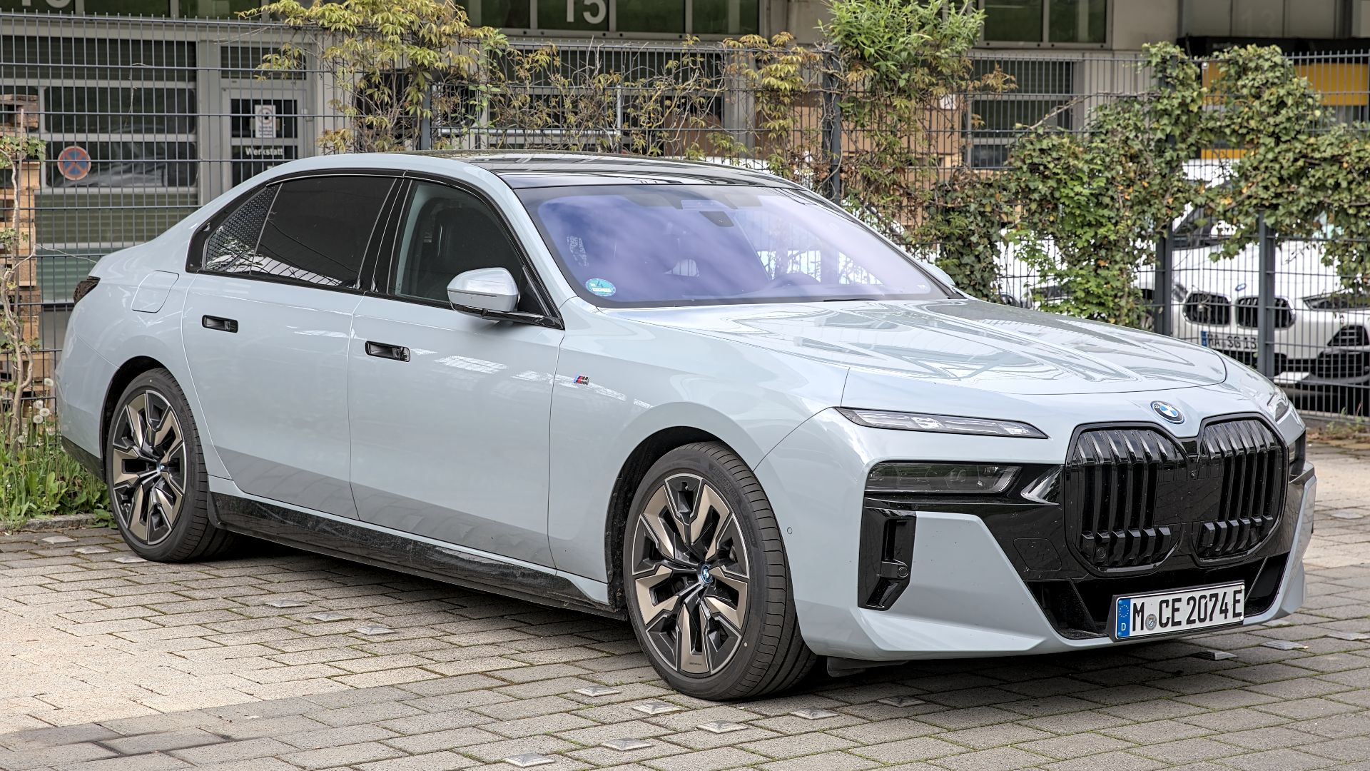 File:BMW i7 xDrive60 1X7A7474.jpg