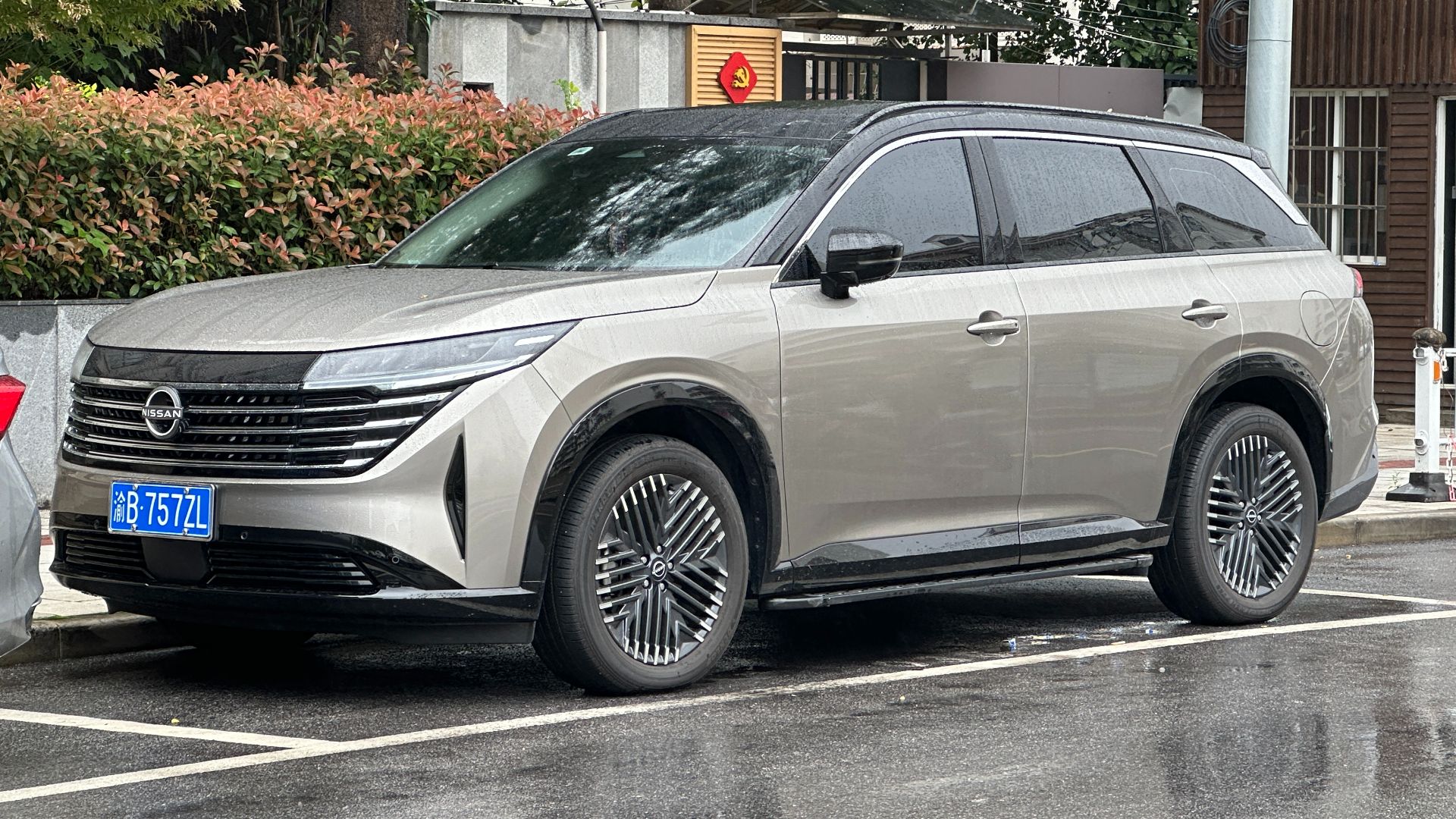 File:Nissan Pathfinder 001.jpg