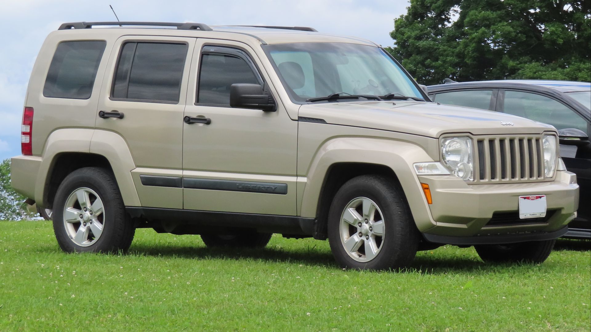 File:2010 Jeep Liberty Sport, front right, 06-07-2024.jpg