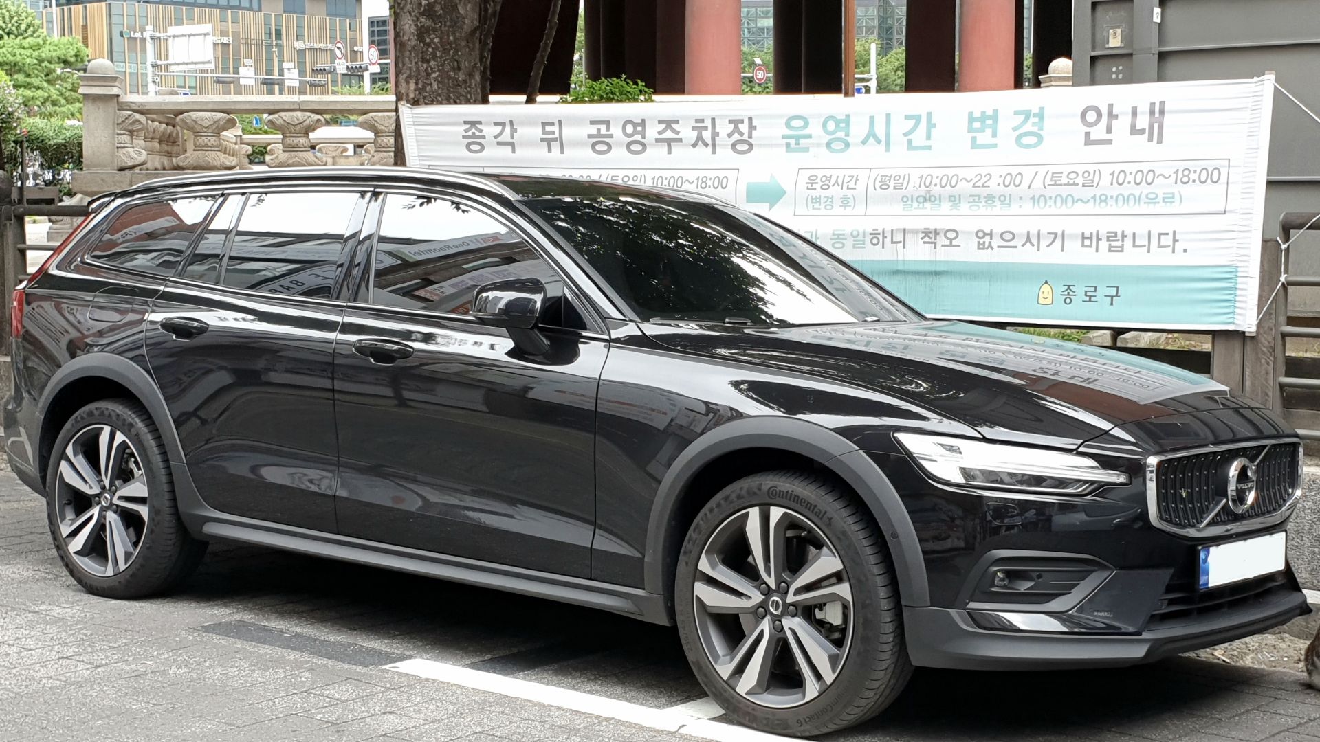 File:Volvo V60 Cross Country B5 AWD SPA Onyx Black (1).jpg