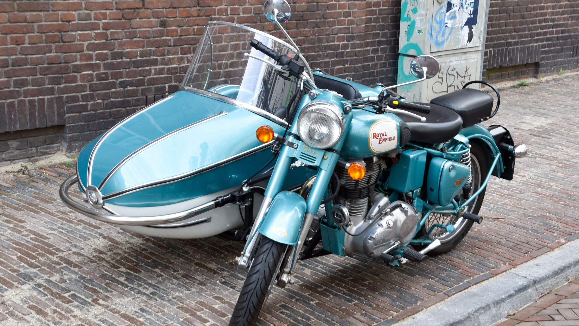 File:Royal Enfield Bullet Classic 500 with Watsonian Squire Sidecar - 20220205-02 PvE.jpg