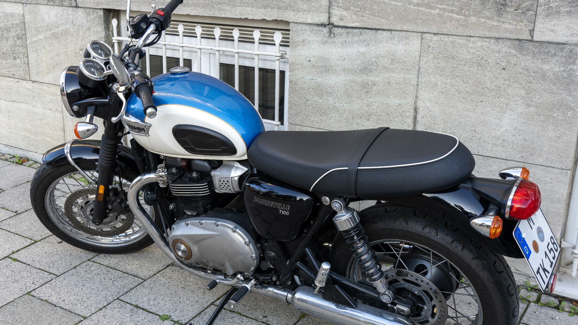 File:Triumph Bonneville T100 in Munich.jpg