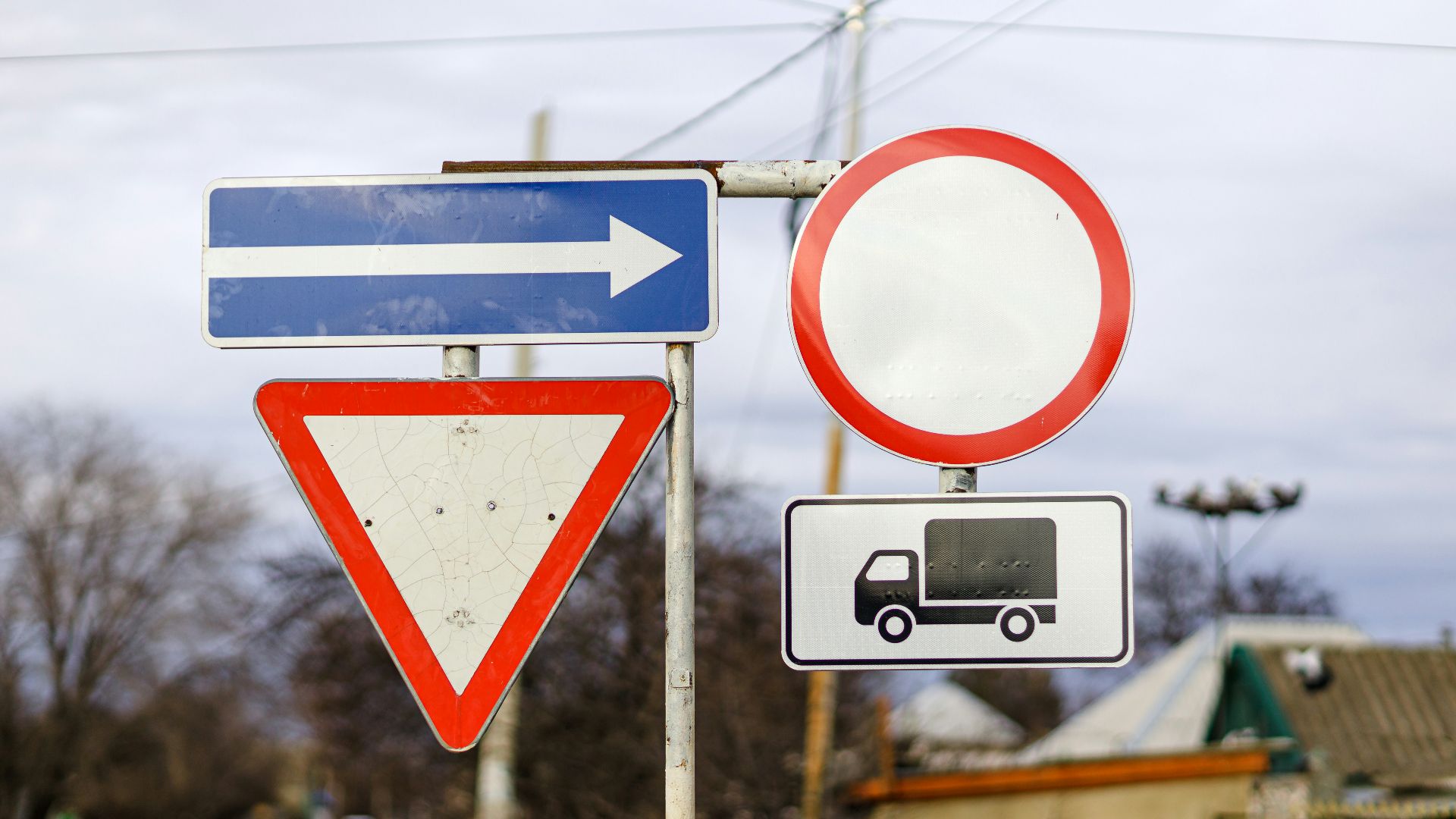 a street sign with an arrow pointing to the left