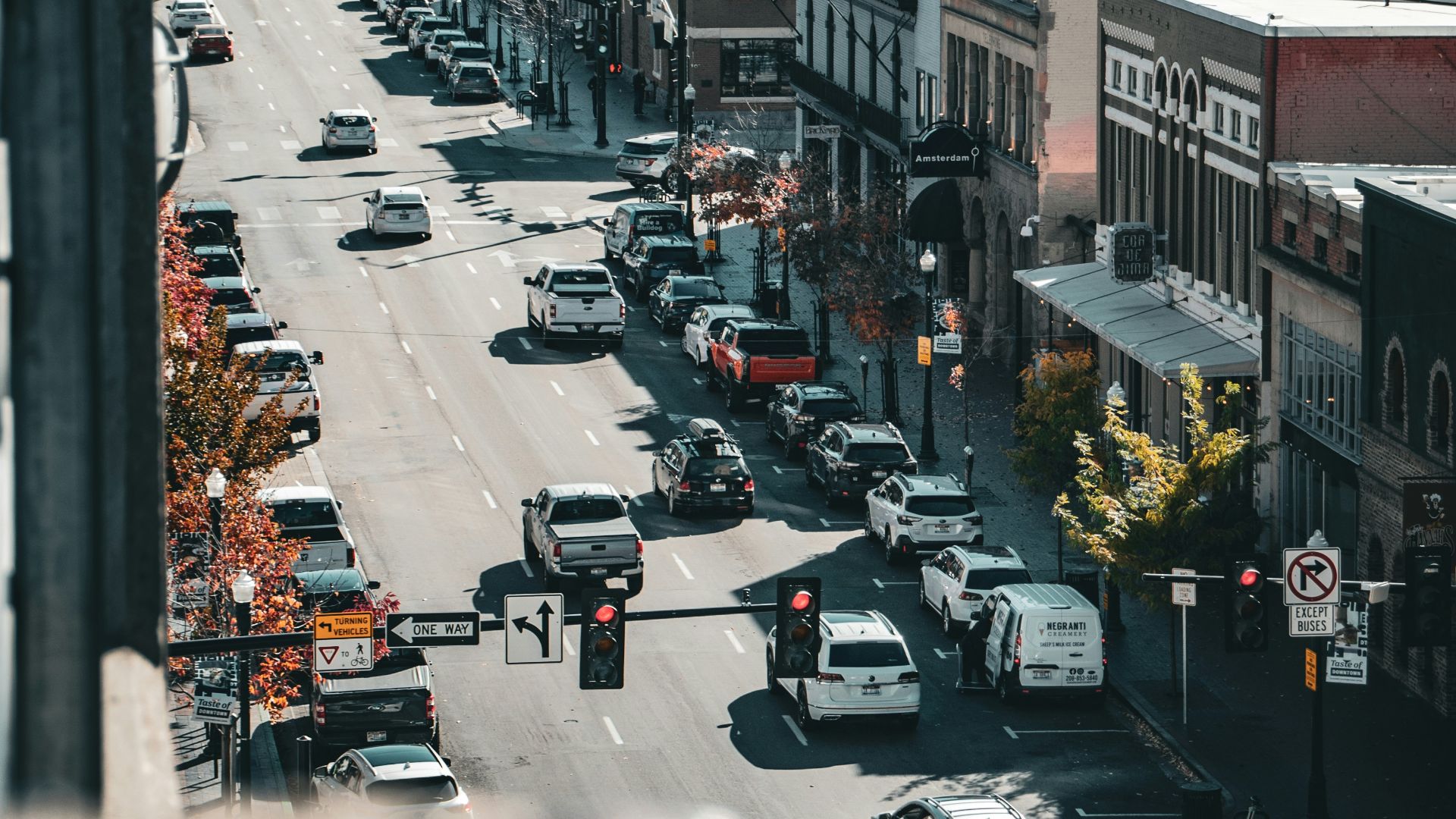 A city street filled with lots of traffic