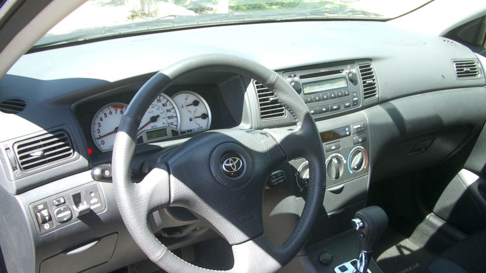 File:2005 toyota corolla s interior.jpg