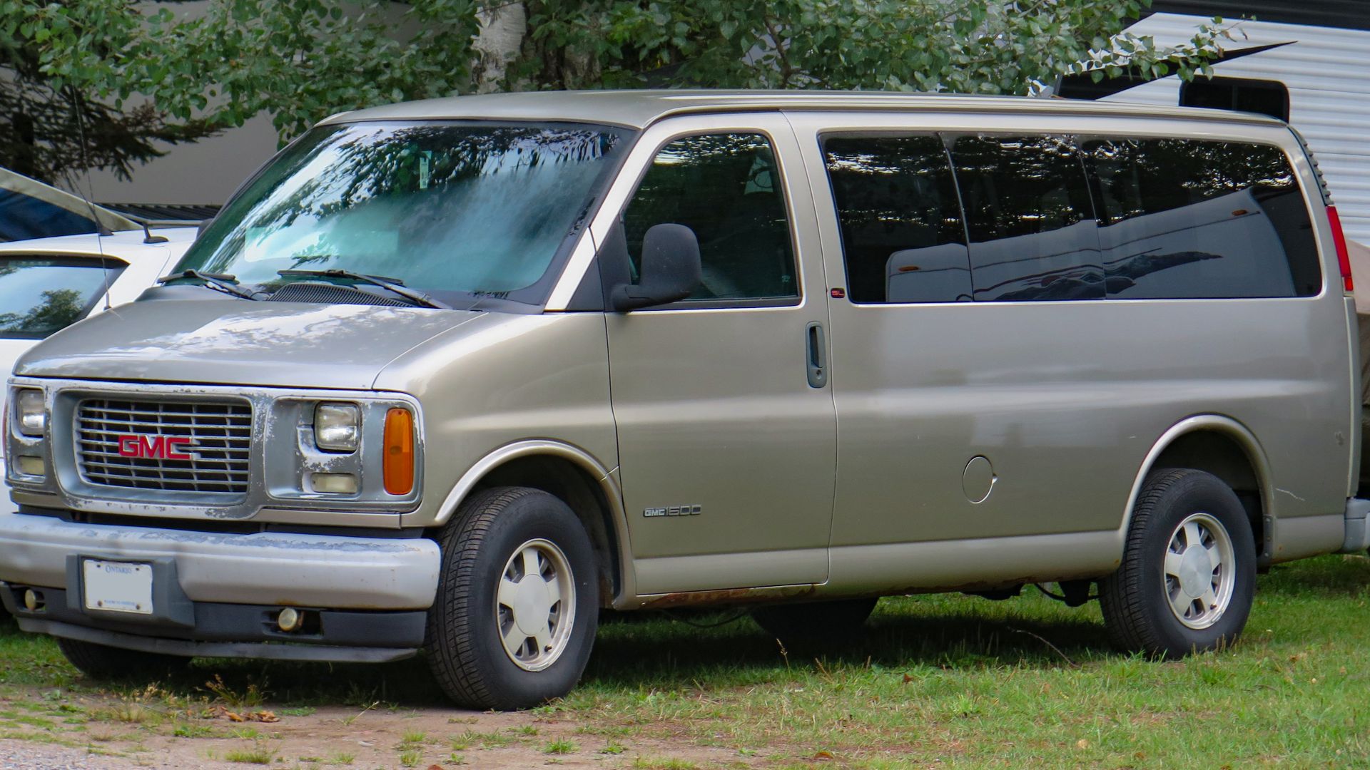 File:2002 GMC Savana 1500 Passenger Van SL in Pewter Metallic, Front Left, 09-02-2023.jpg